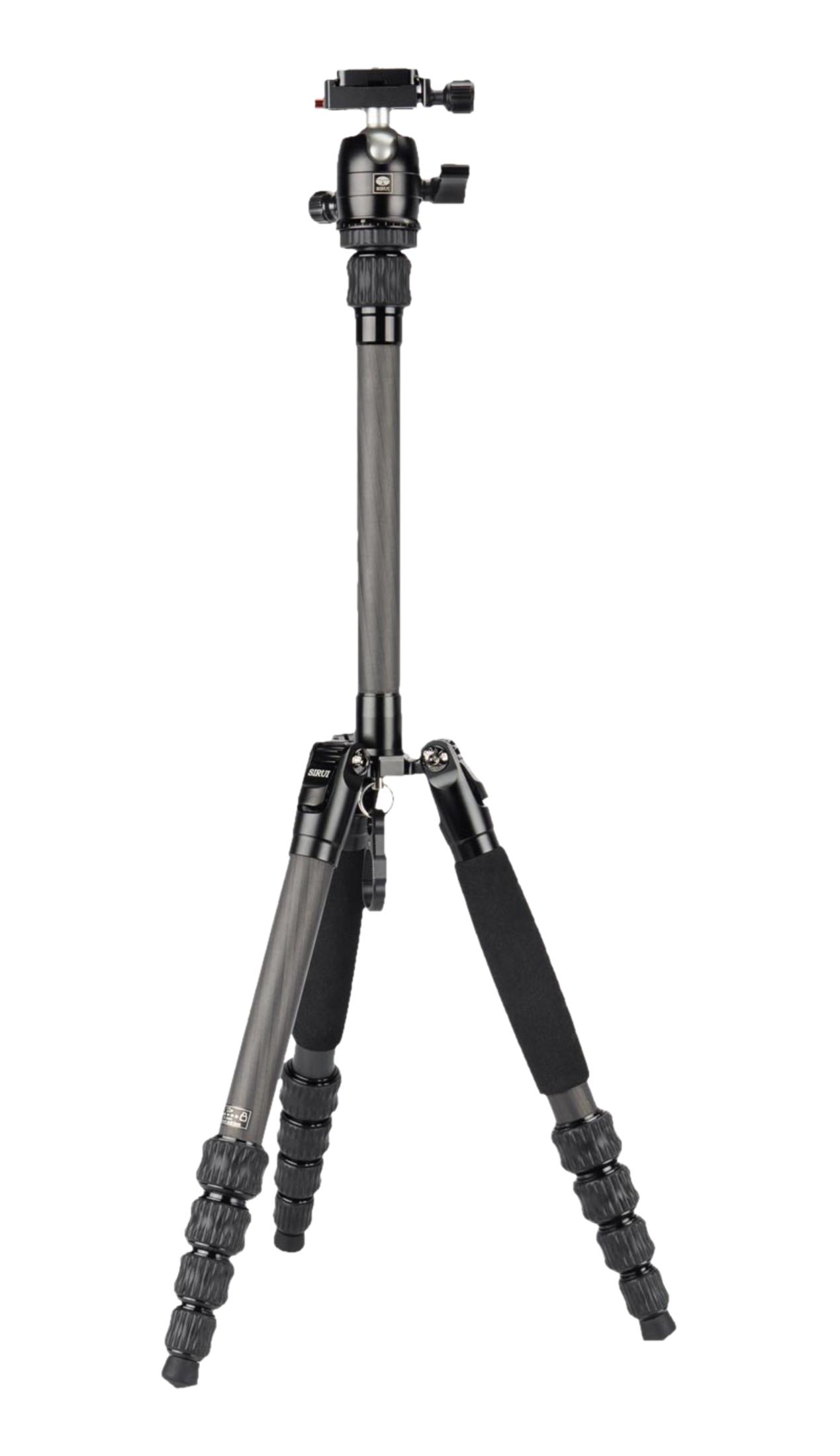 Czarny statyw z włókna węglowego z głowicą kulową, na białym tle.