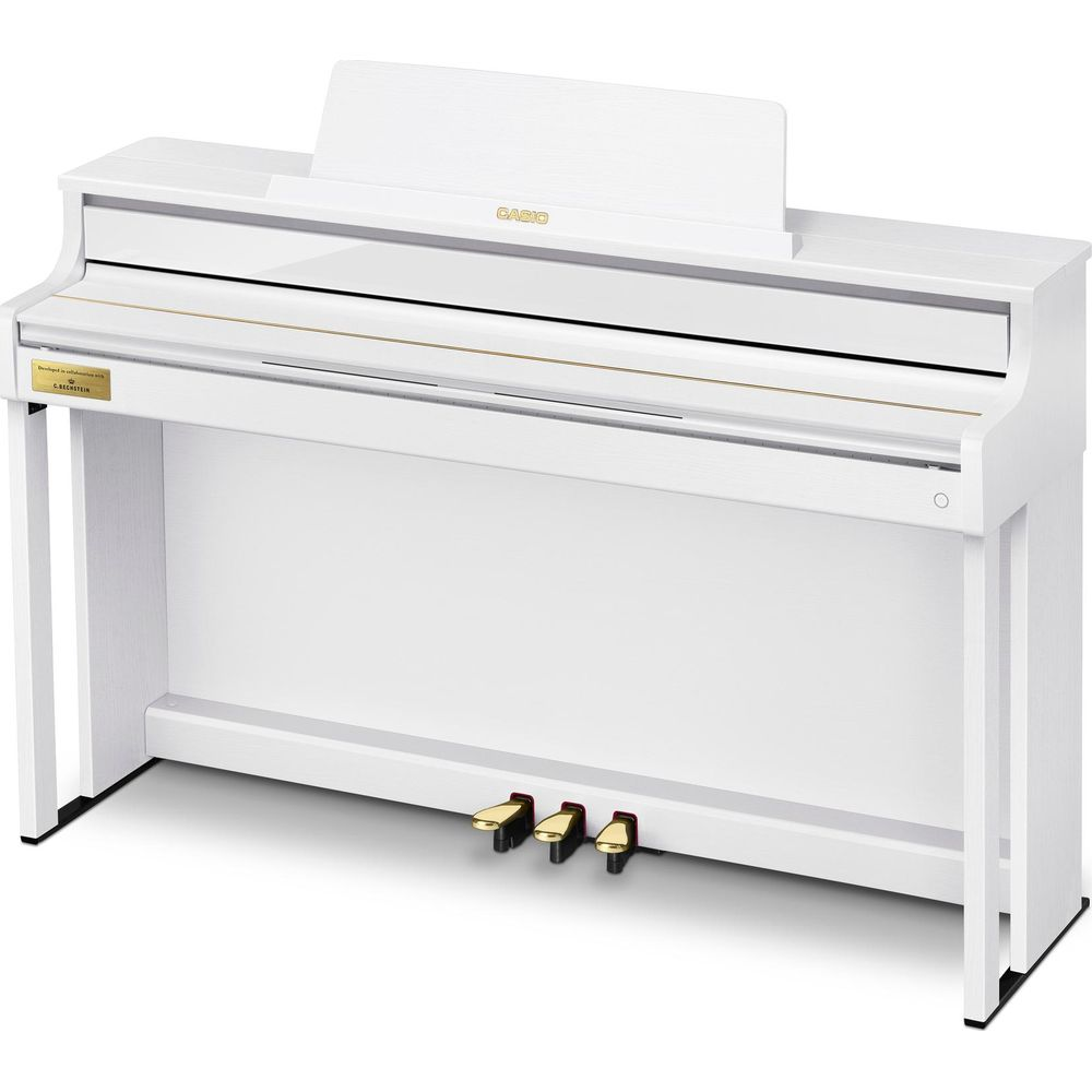 Un piano numérique blanc avec trois pédales et un pupitre.