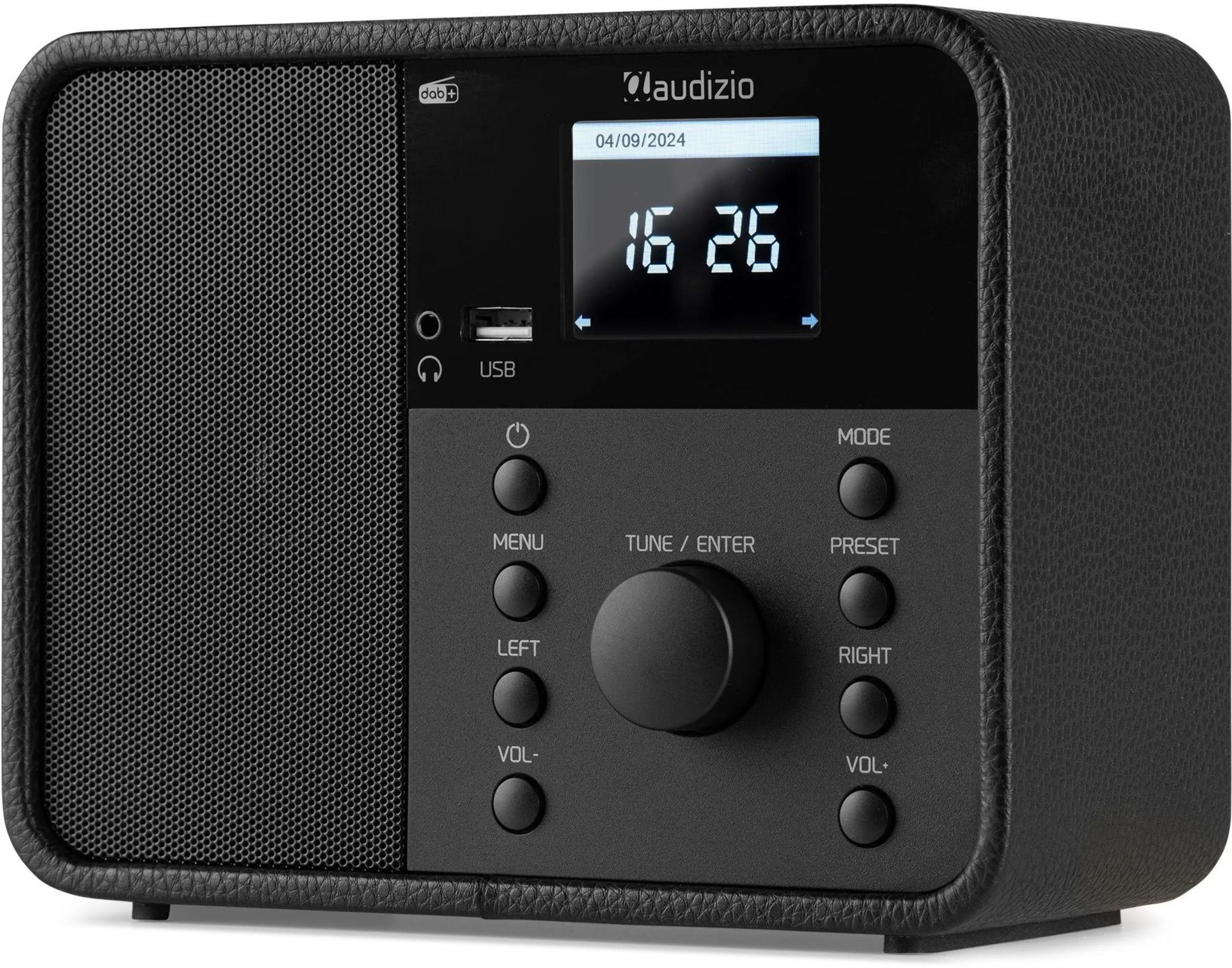 Ein schwarzes DAB+-Radio mit Lederoptik, Display zeigt Datum und Uhrzeit.