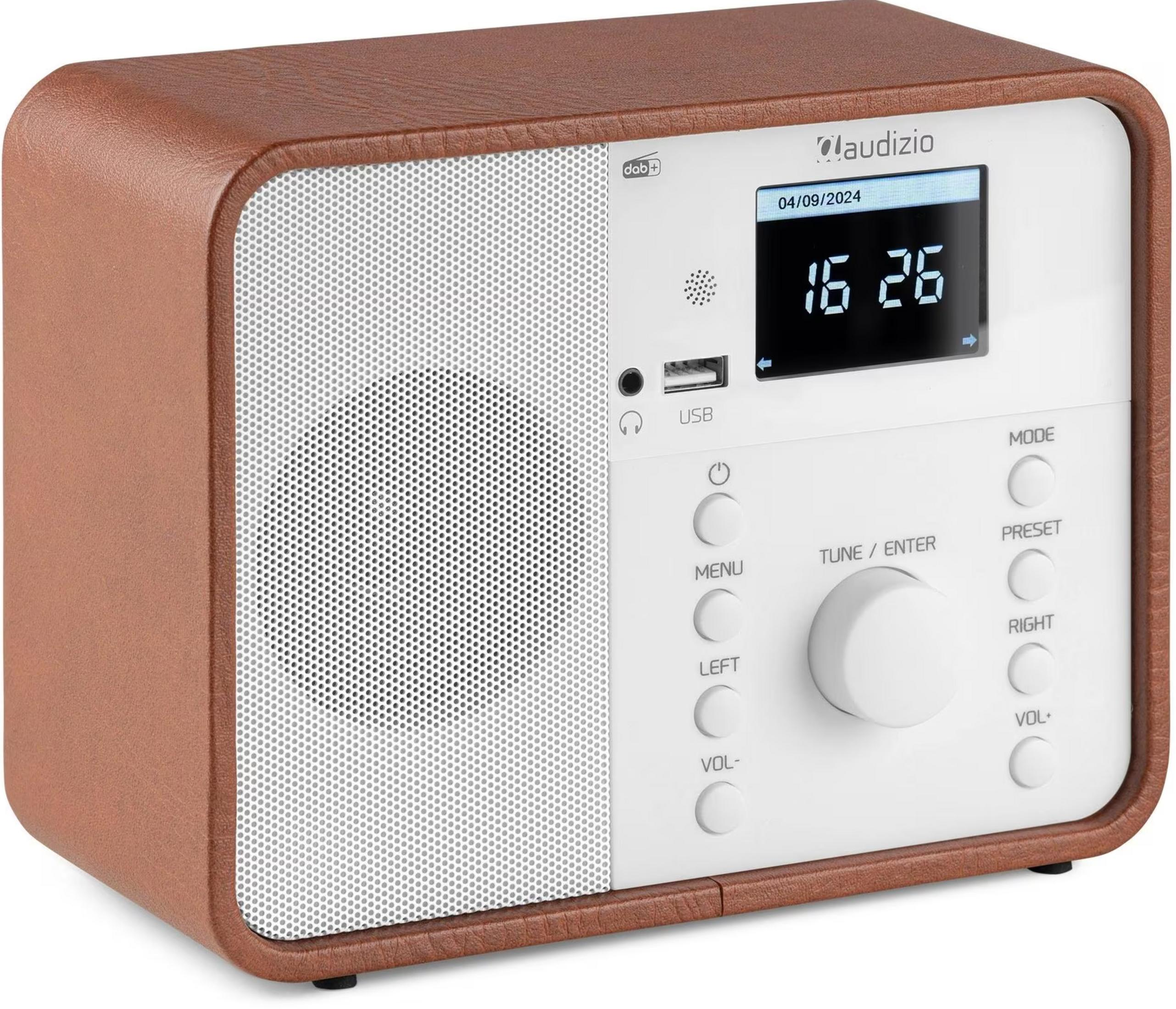 Una radio marrón con rejilla de altavoz plateada y pantalla digital.