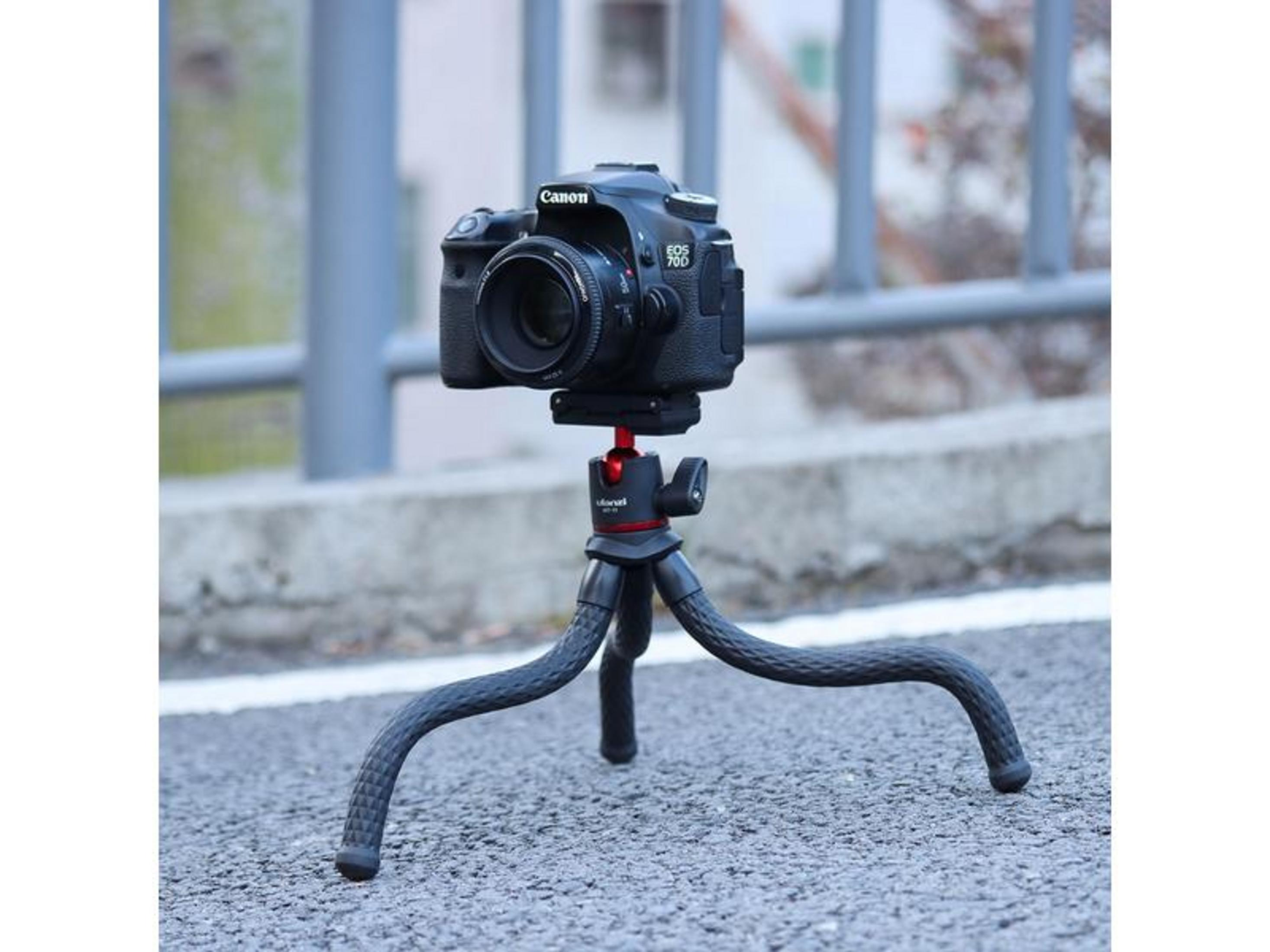 Czarny aparat Canon EOS 70D na elastycznym statywie.