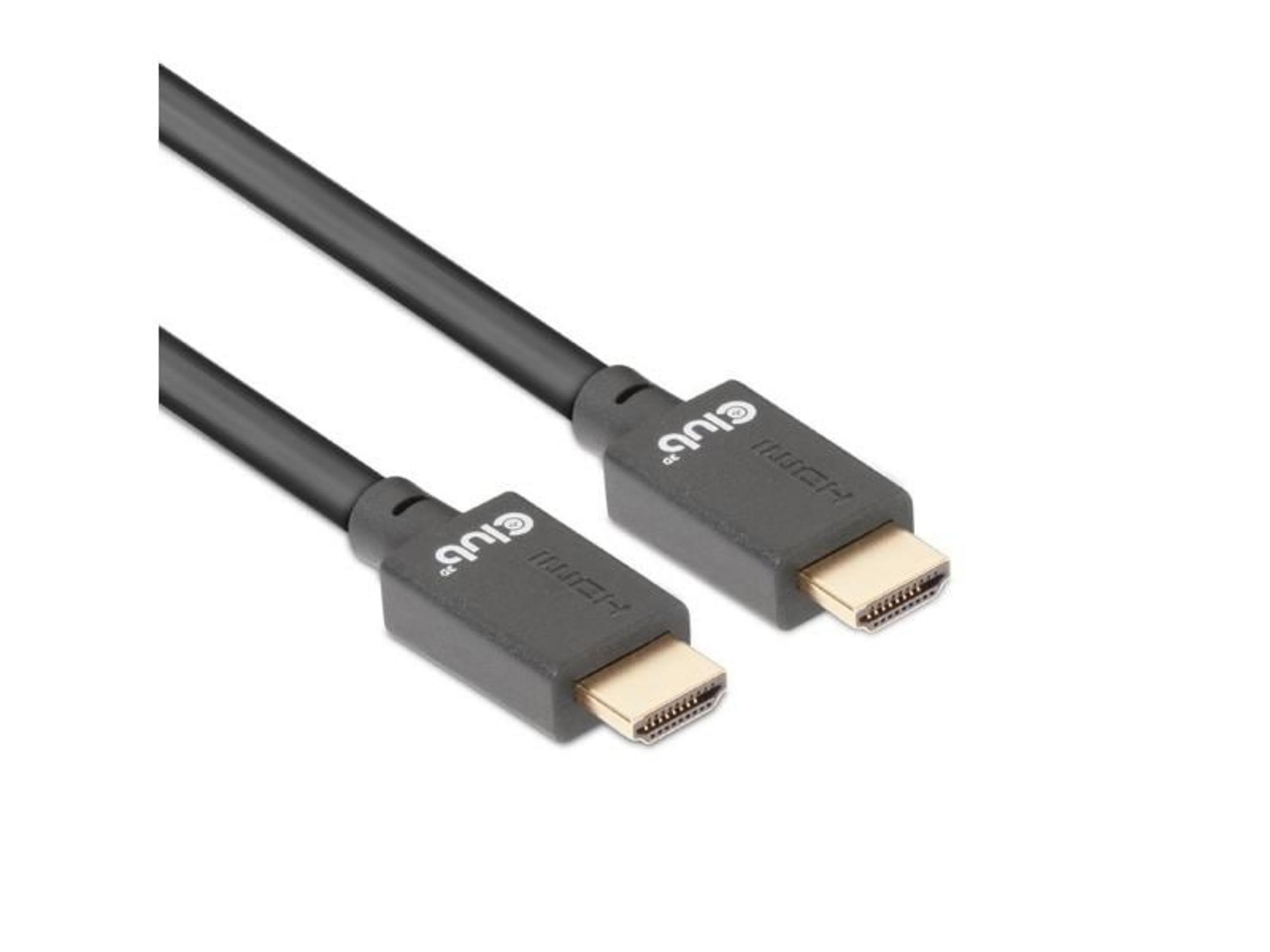 Ein schwarzes HDMI-Kabel mit goldenen Steckern liegt auf weißem Hintergrund.