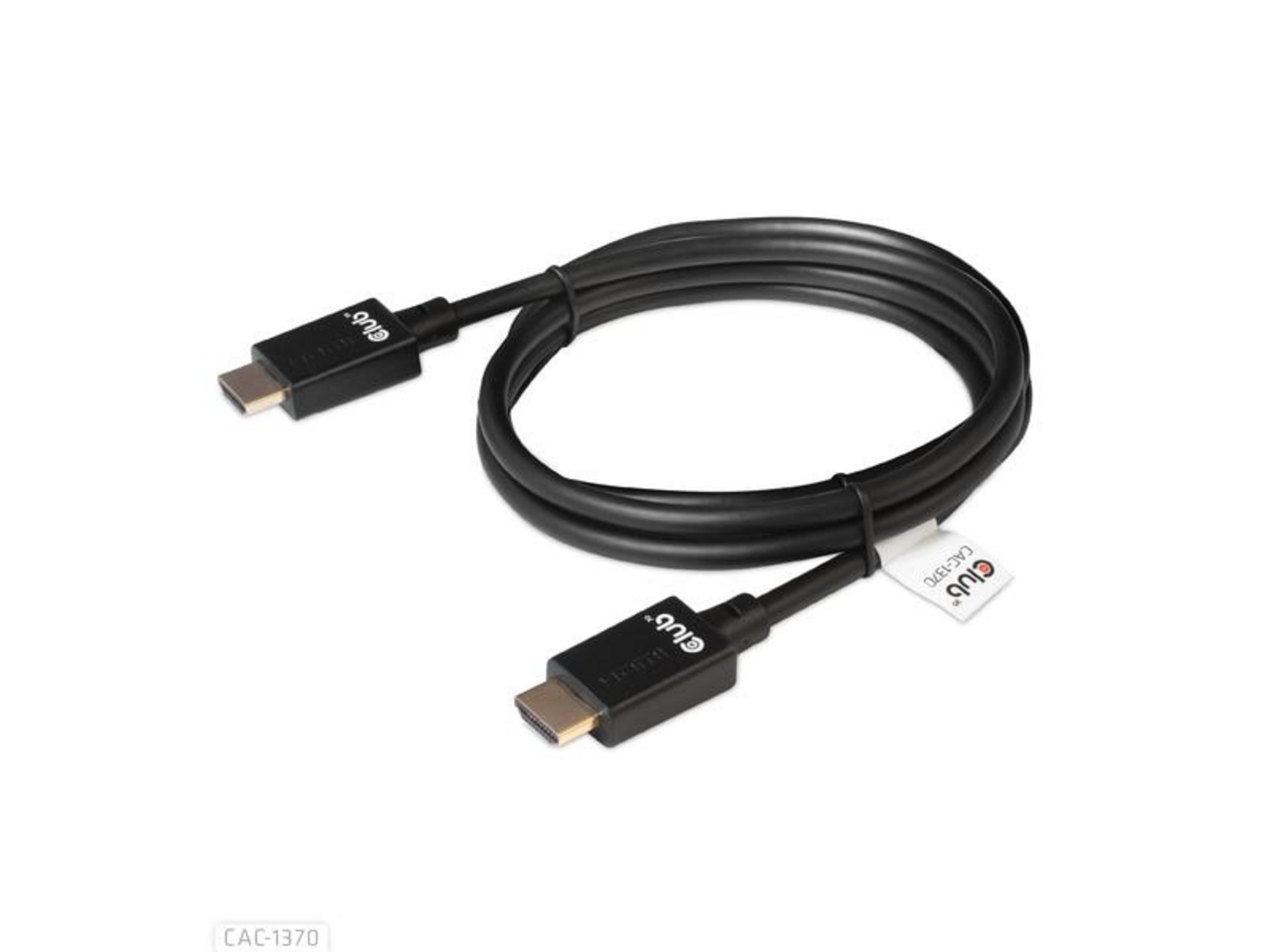 Ein schwarzes HDMI-Kabel mit USB-C-Anschluss liegt auf weißem Hintergrund.