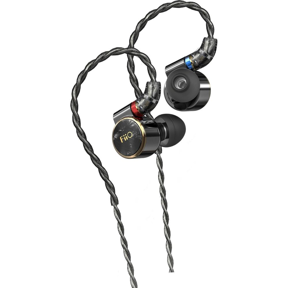 Auriculares negros FiiO con cables plateados trenzados. Un auricular enfocado.