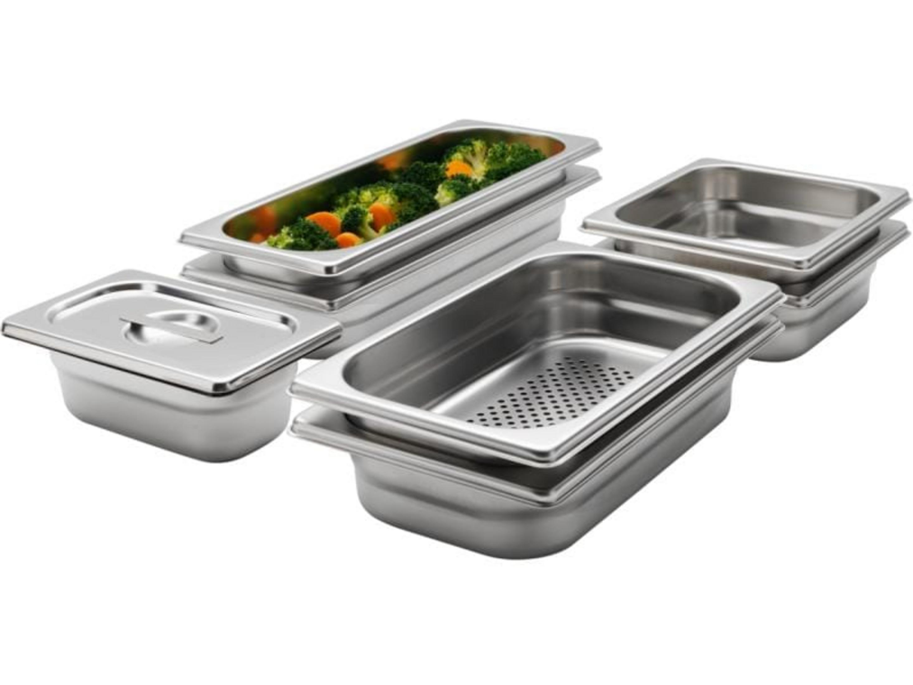 Pojemniki gastronomiczne ze stali nierdzewnej, niektóre z pokrywką, jeden z brokułami i marchewką.