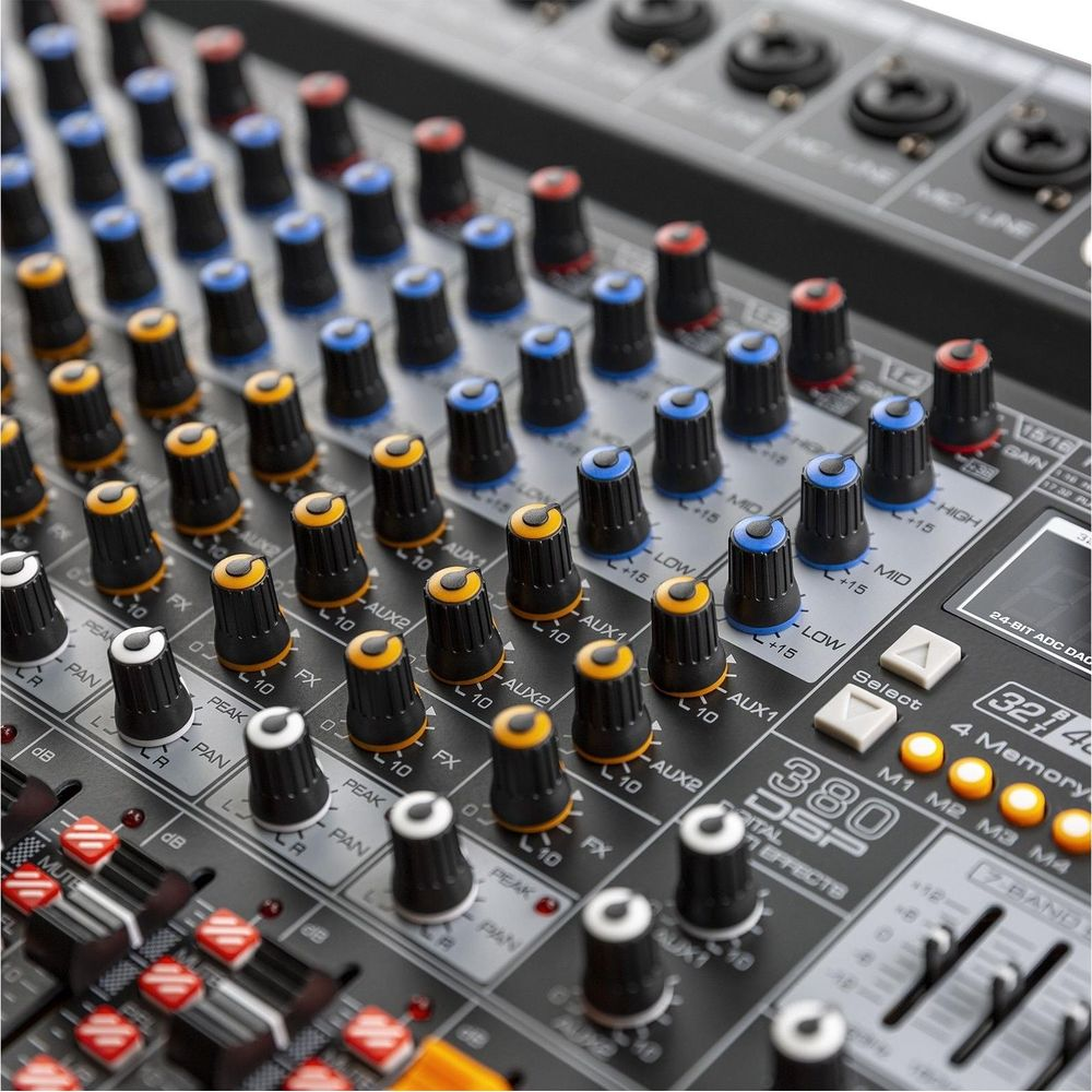 Primer plano de una mesa de mezclas con muchos botones y faders.