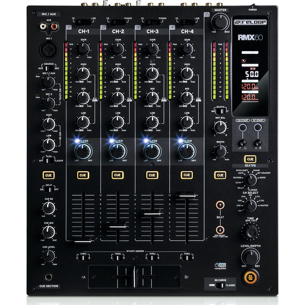 Ein schwarzer DJ-Mixer mit vier Kanälen, Reglern, Schiebereglern und einem Display.