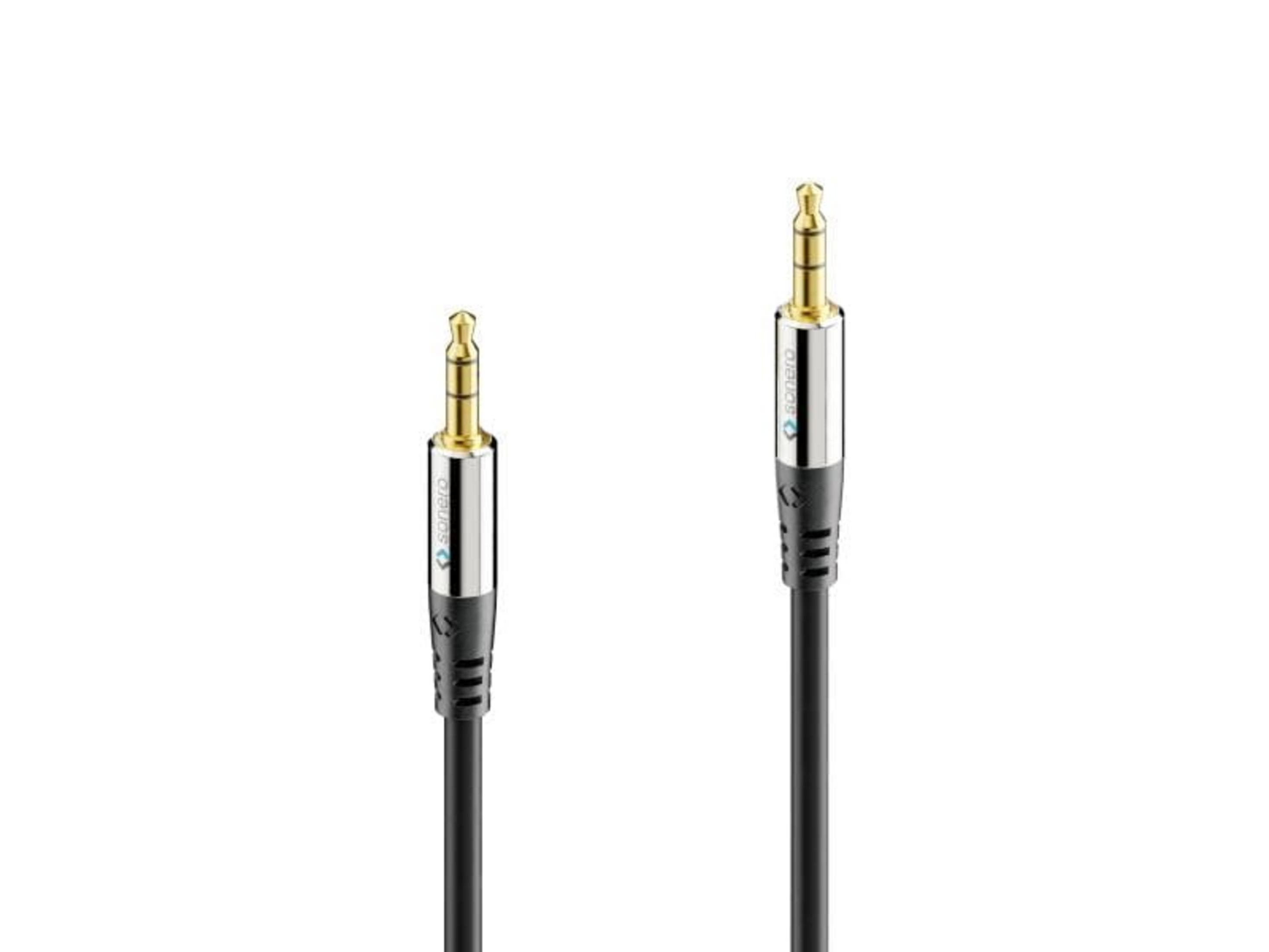 Zwei goldene 3,5-mm-Klinkenstecker mit schwarzen Kabeln, isoliert auf Weiß.
