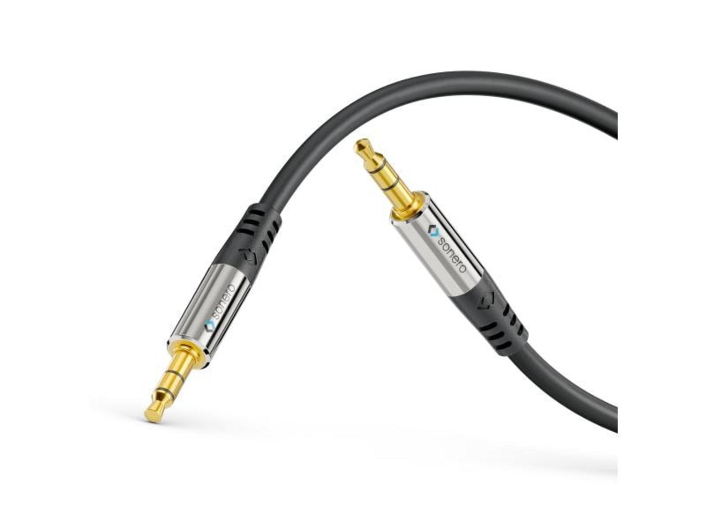 Ein schwarzes Audiokabel mit vergoldeten Steckern liegt auf weißem Hintergrund.