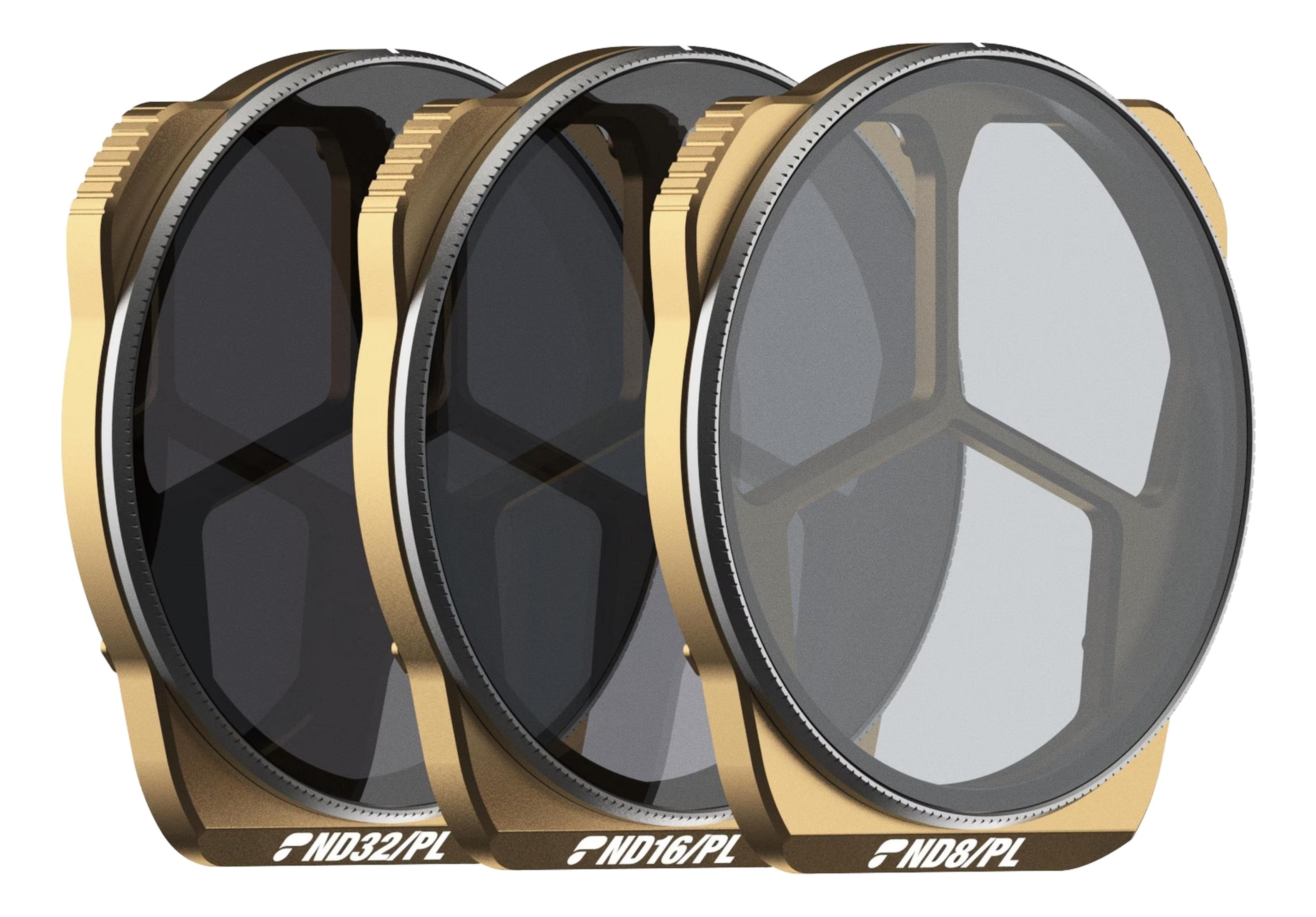 Trzy złote filtry obiektywu o różnym zabarwieniu, ustawione obok siebie.