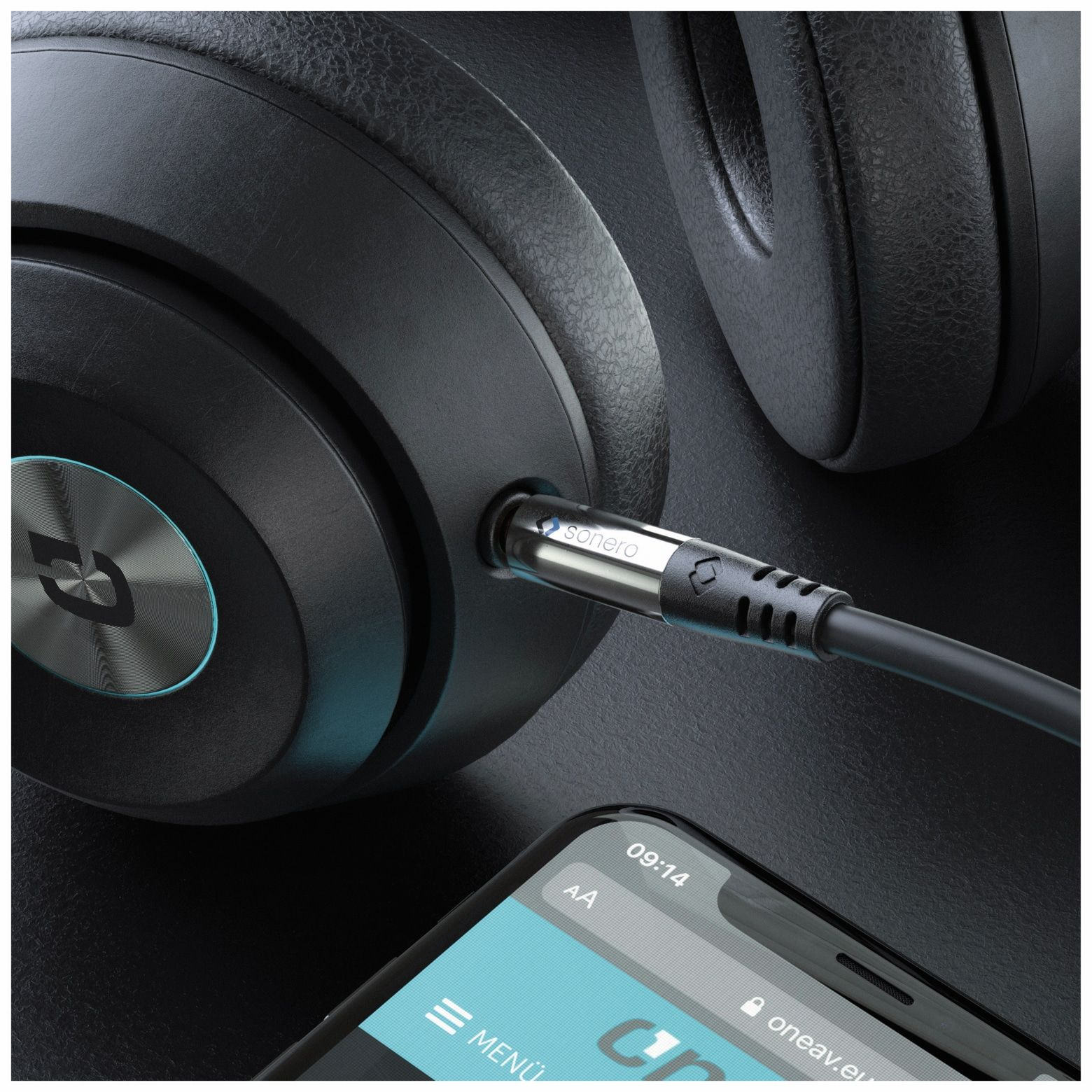Cuffie nere con cavo collegato e smartphone su superficie nera.