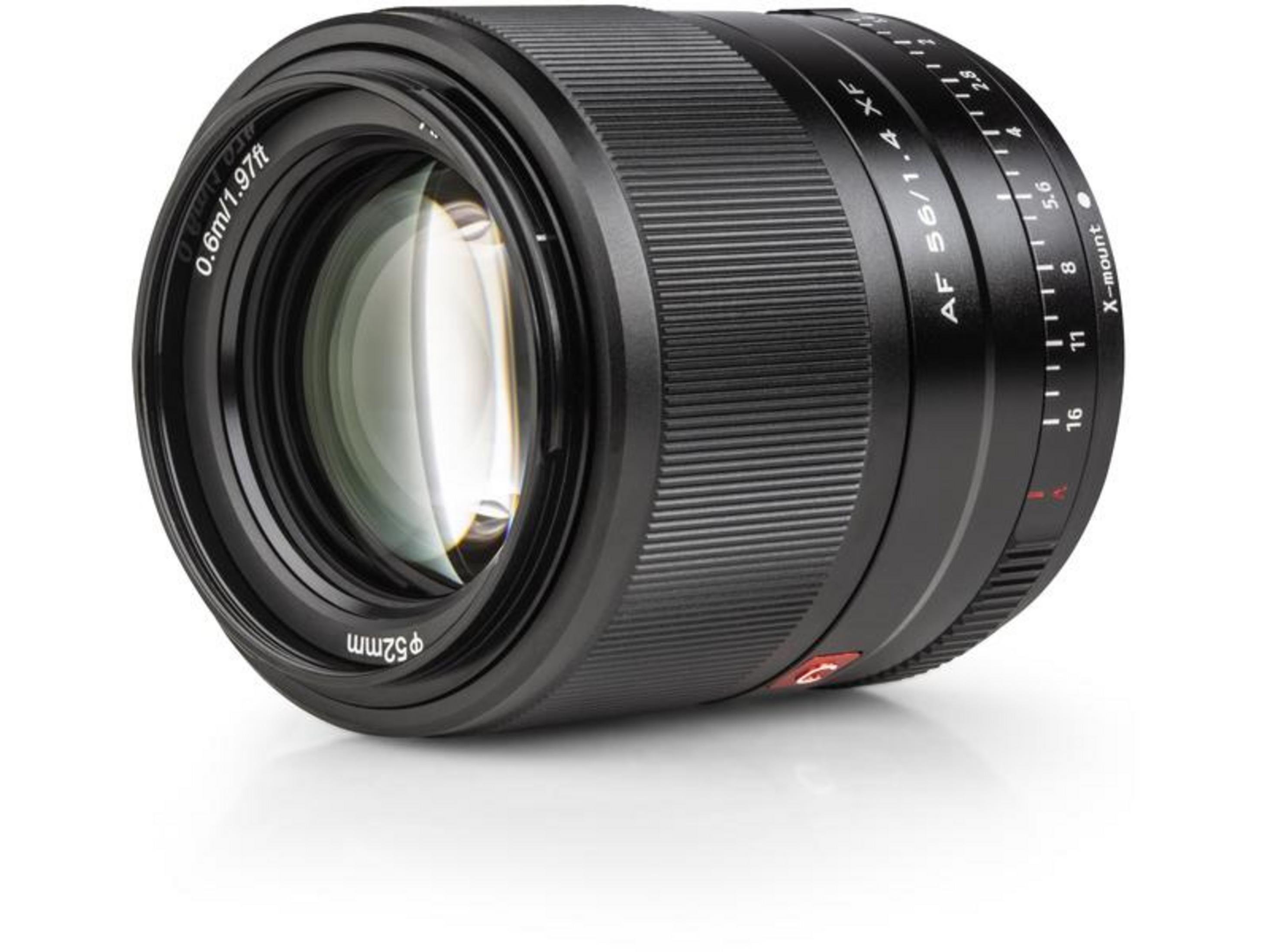 Un obiettivo per fotocamera nero con AF 56/1.4 XF e filettatura filtro 52mm.
