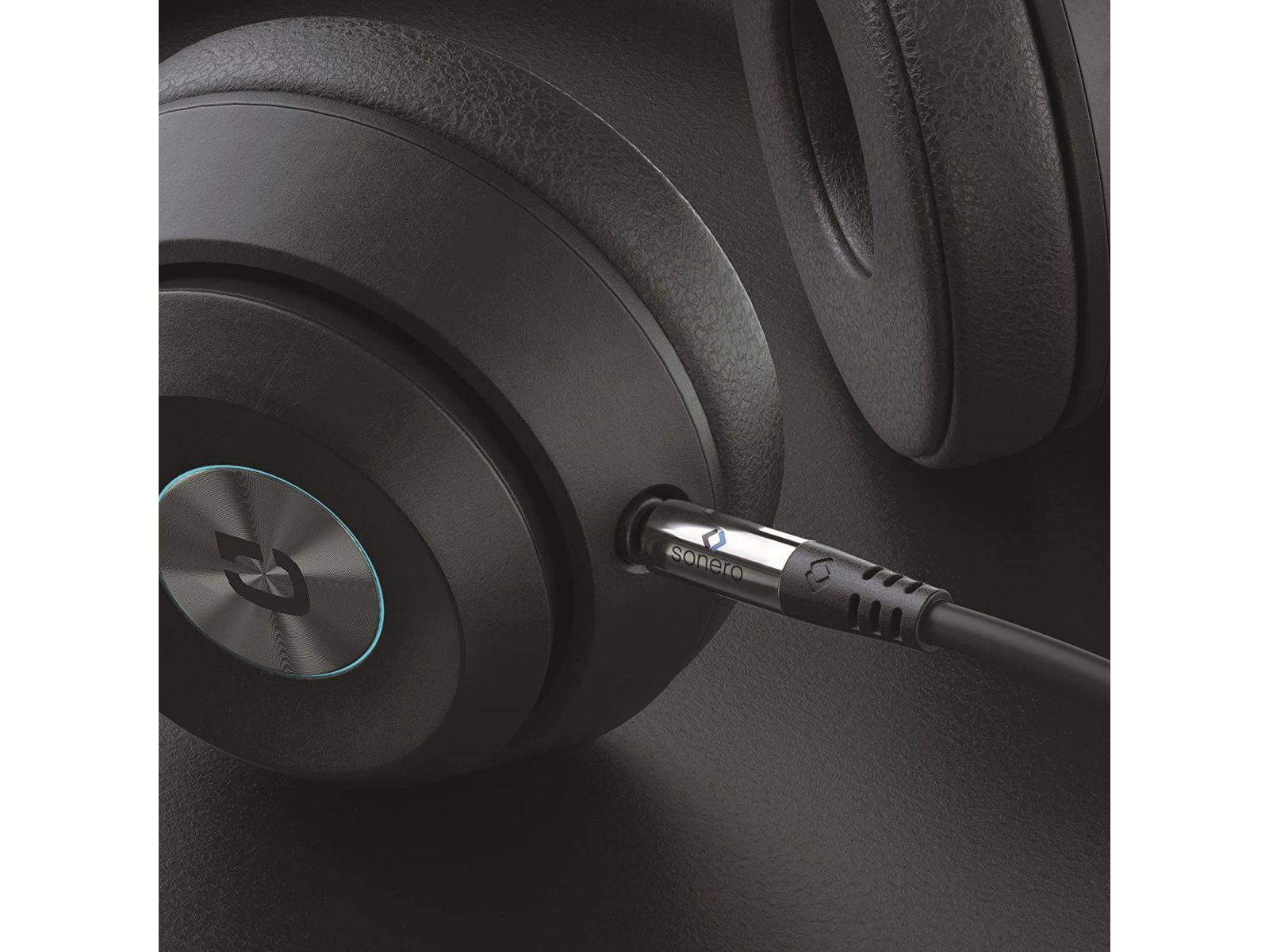 Casque noir avec câble branché et connecteur argenté.