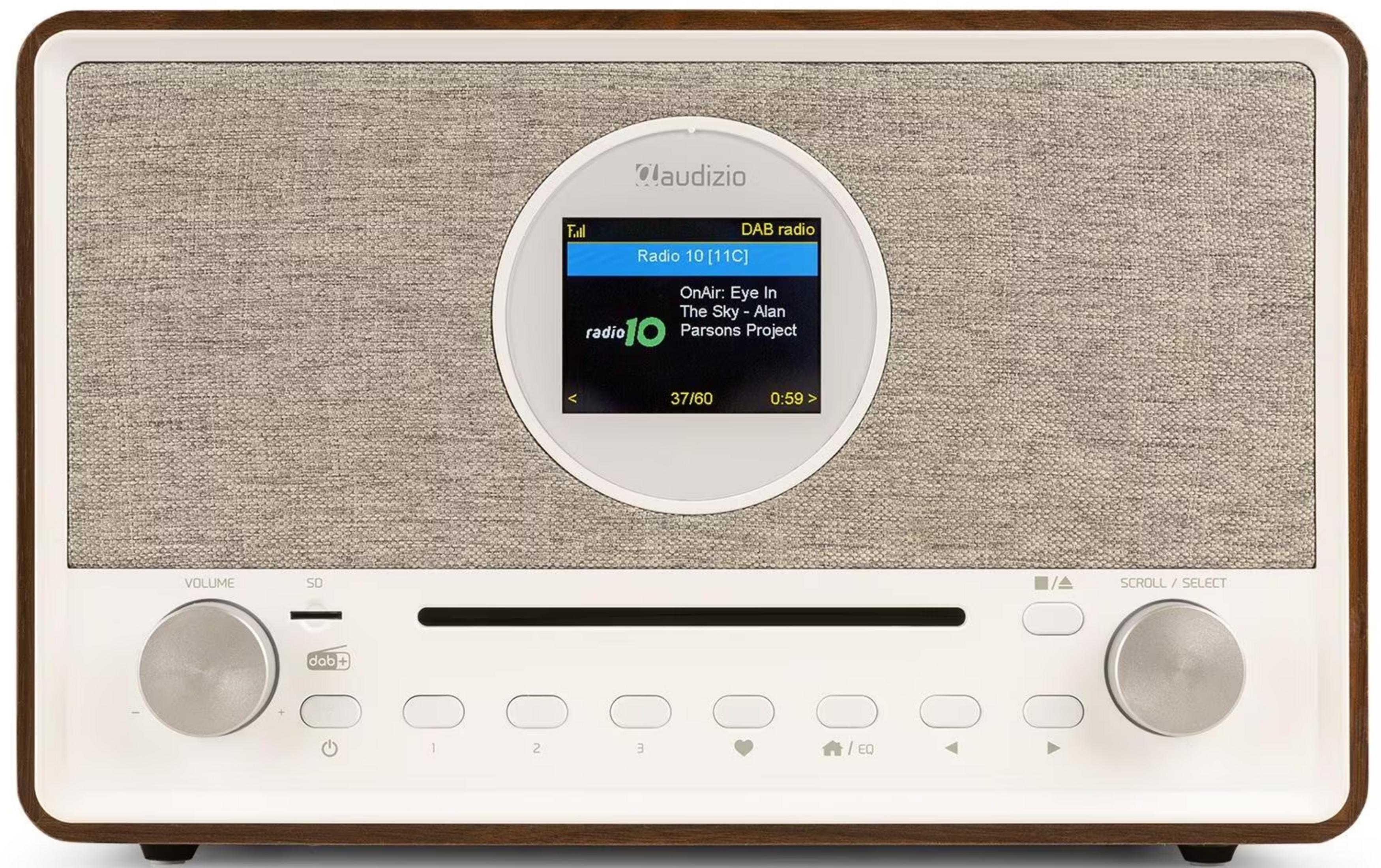 Una radio DAB marrón y blanca con cubierta de altavoz de tela y pantalla digital.