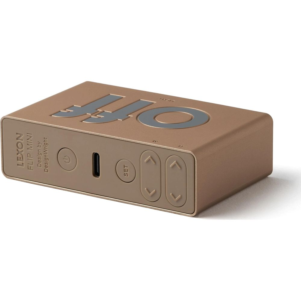 Ein bronzefarbener Lexon Flip Mini Wecker mit grauer Aufschrift.
