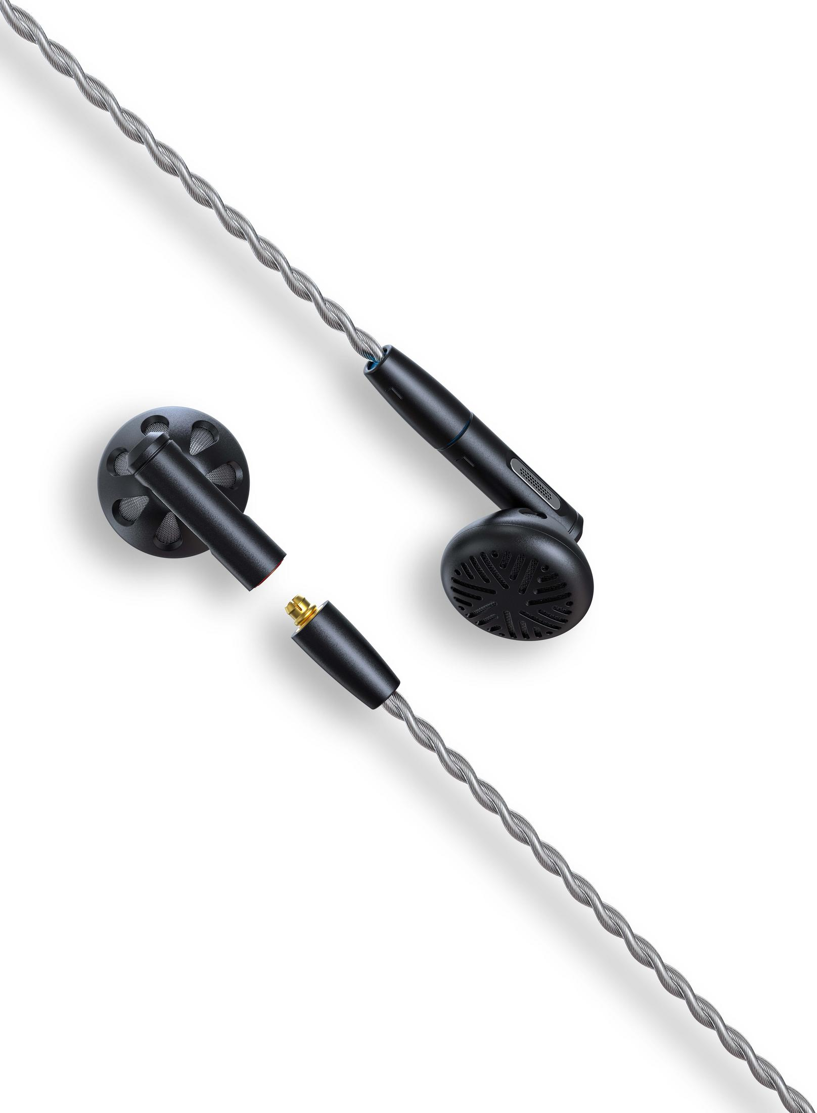 Zwarte oordopjes met zilverkleurige kabel op witte achtergrond.