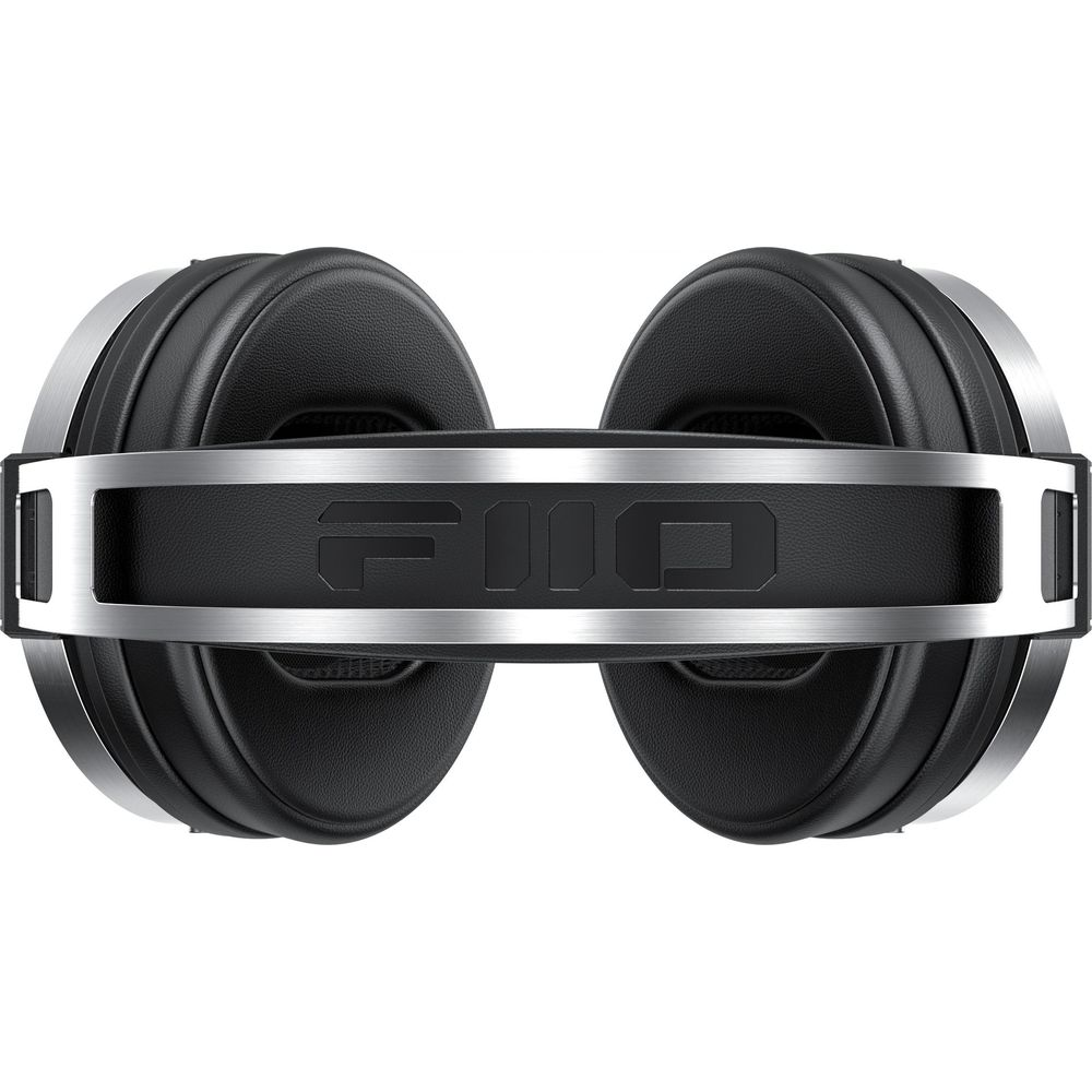 Casque noir avec accents argentés et logo FIO.