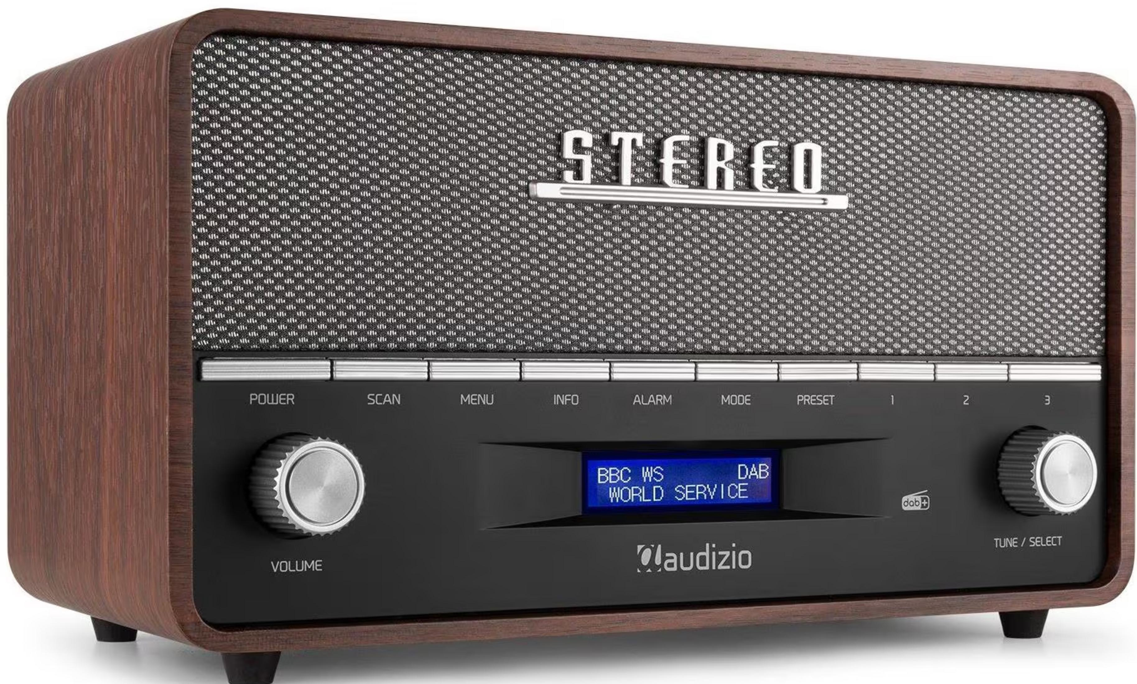 Ein Holzradio mit silbernen Knöpfen und einem blauen Display.