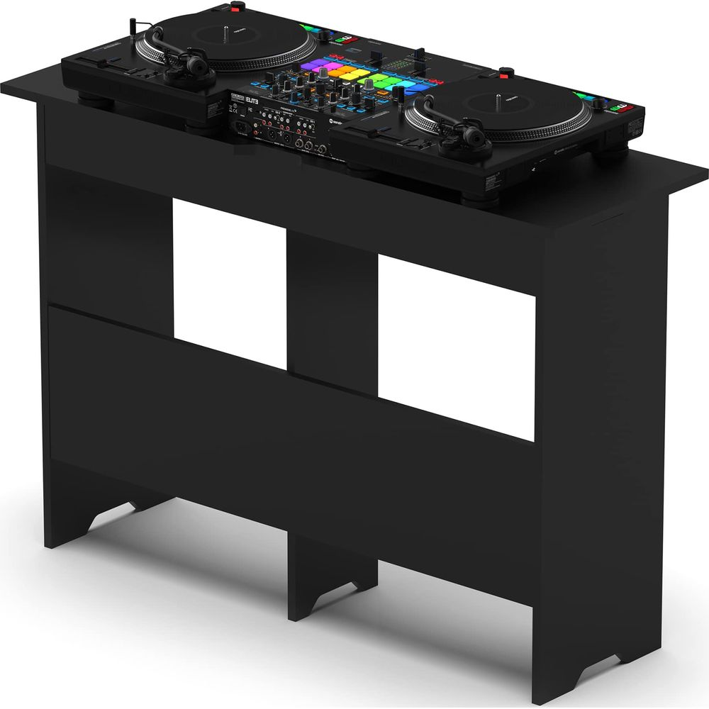 Ein schwarzer DJ-Controller mit zwei Plattenspielern steht auf einem schwarzen Tisch.