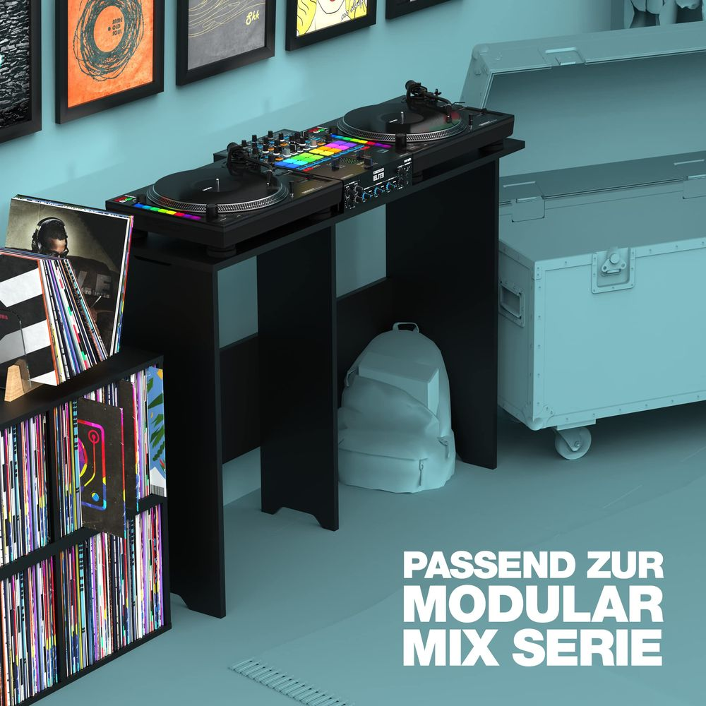DJ-Pult mit Plattenspielern, Schallplattenregal und Rucksack vor einem Koffer.
