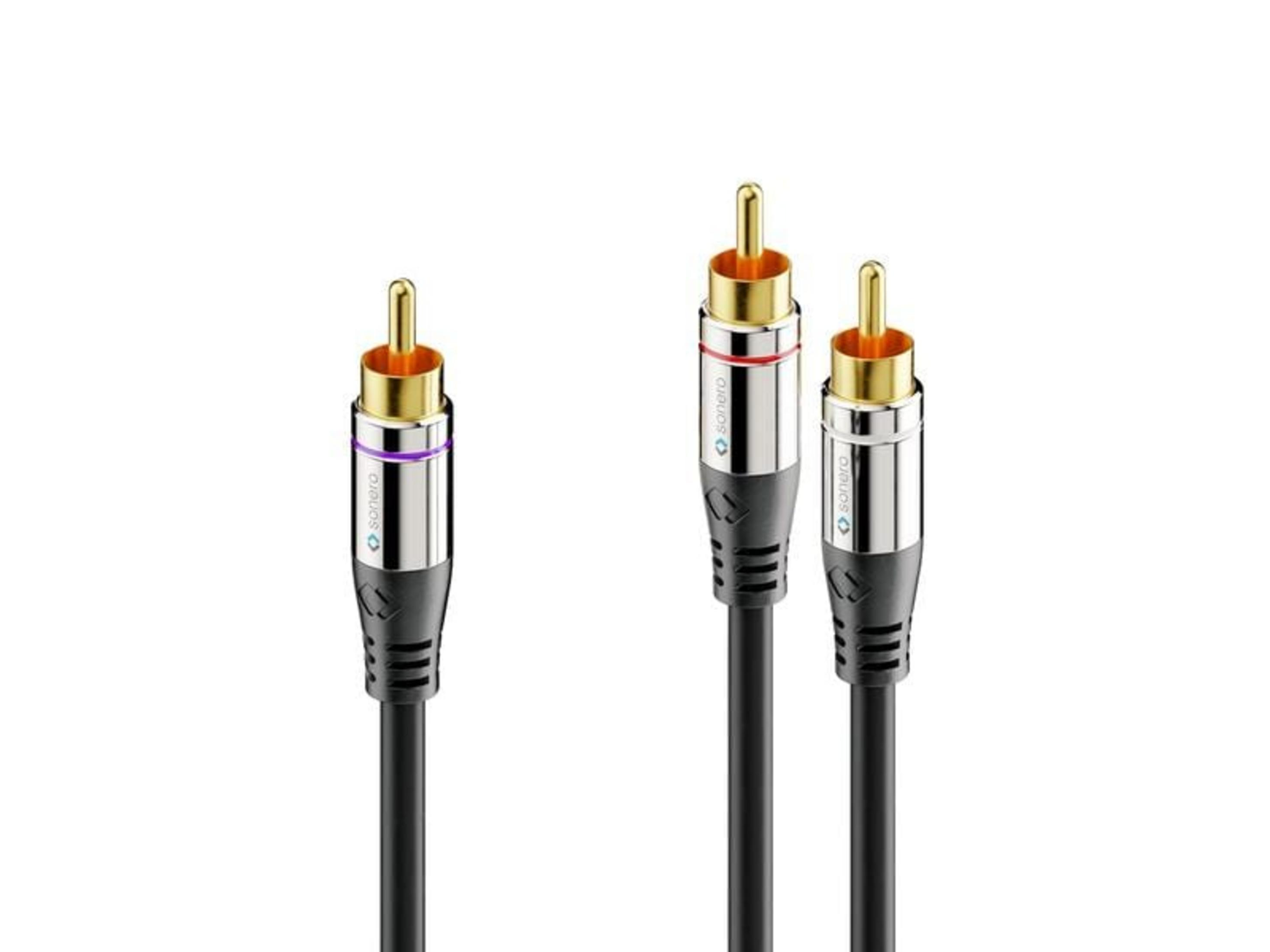 Drei RCA-Audiokabel mit goldenen Steckern und schwarzen Griffen auf weißem Hintergrund.