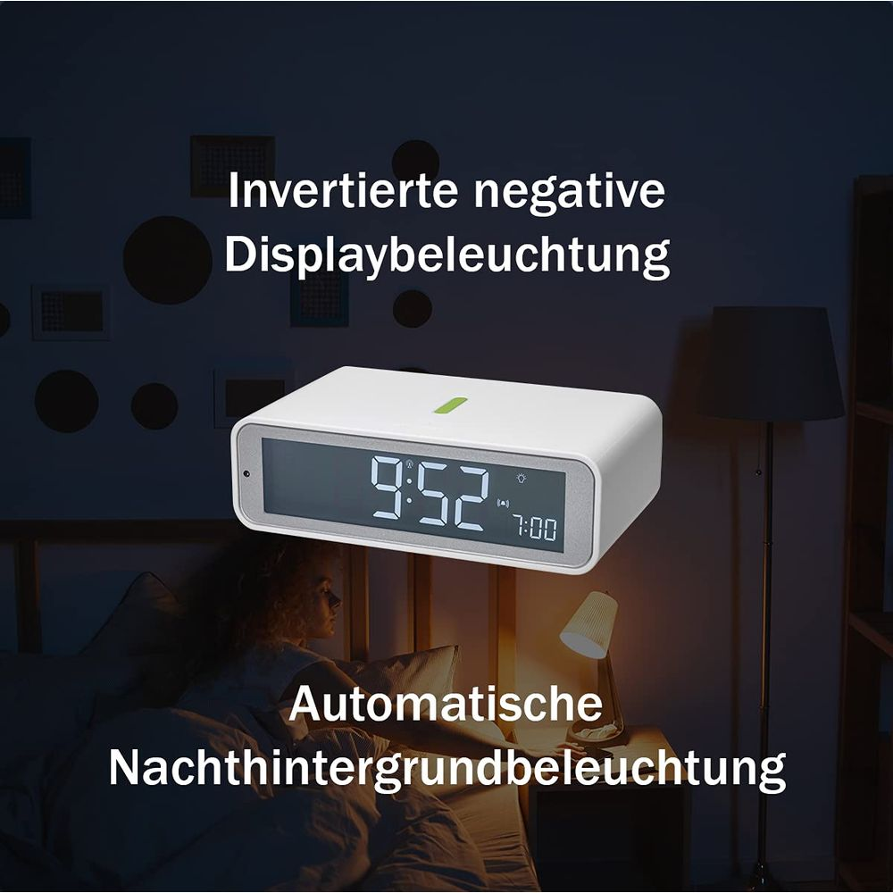 Digitaler Wecker zeigt 9:52 und 7:00 an, mit Beleuchtung.