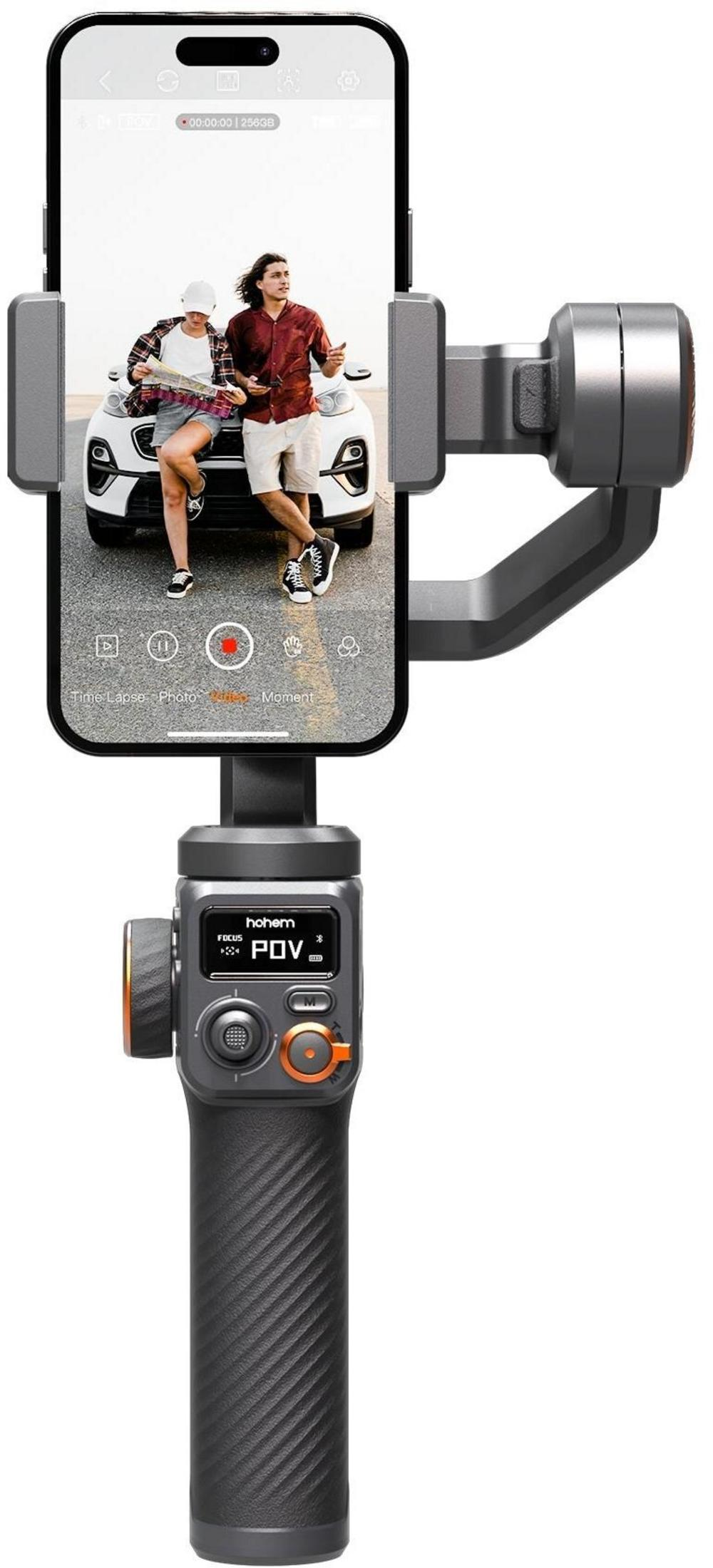 Un cardan tient un smartphone affichant deux personnes et une voiture.
