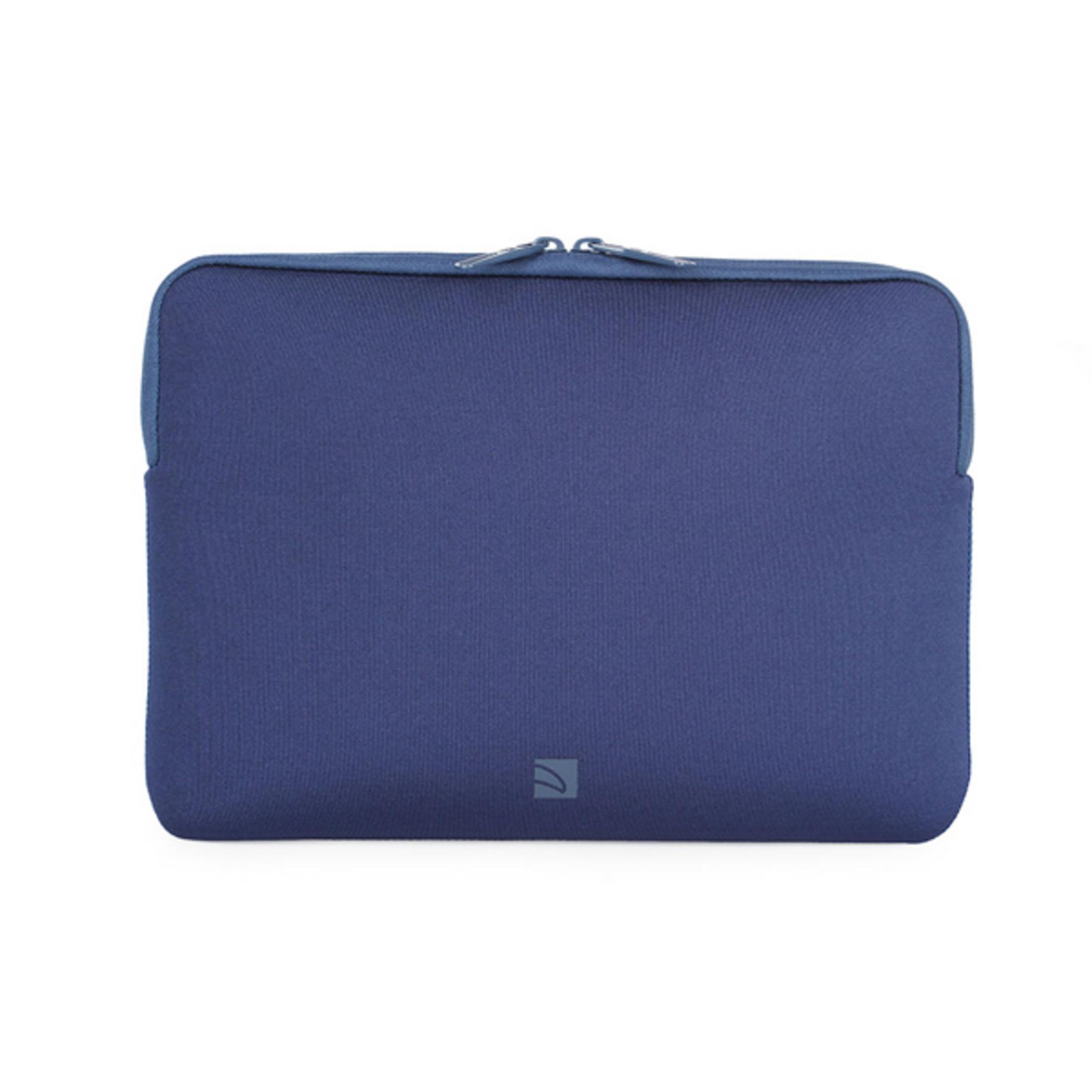 Een donkerblauwe laptop sleeve met ritssluiting en een klein logo.
