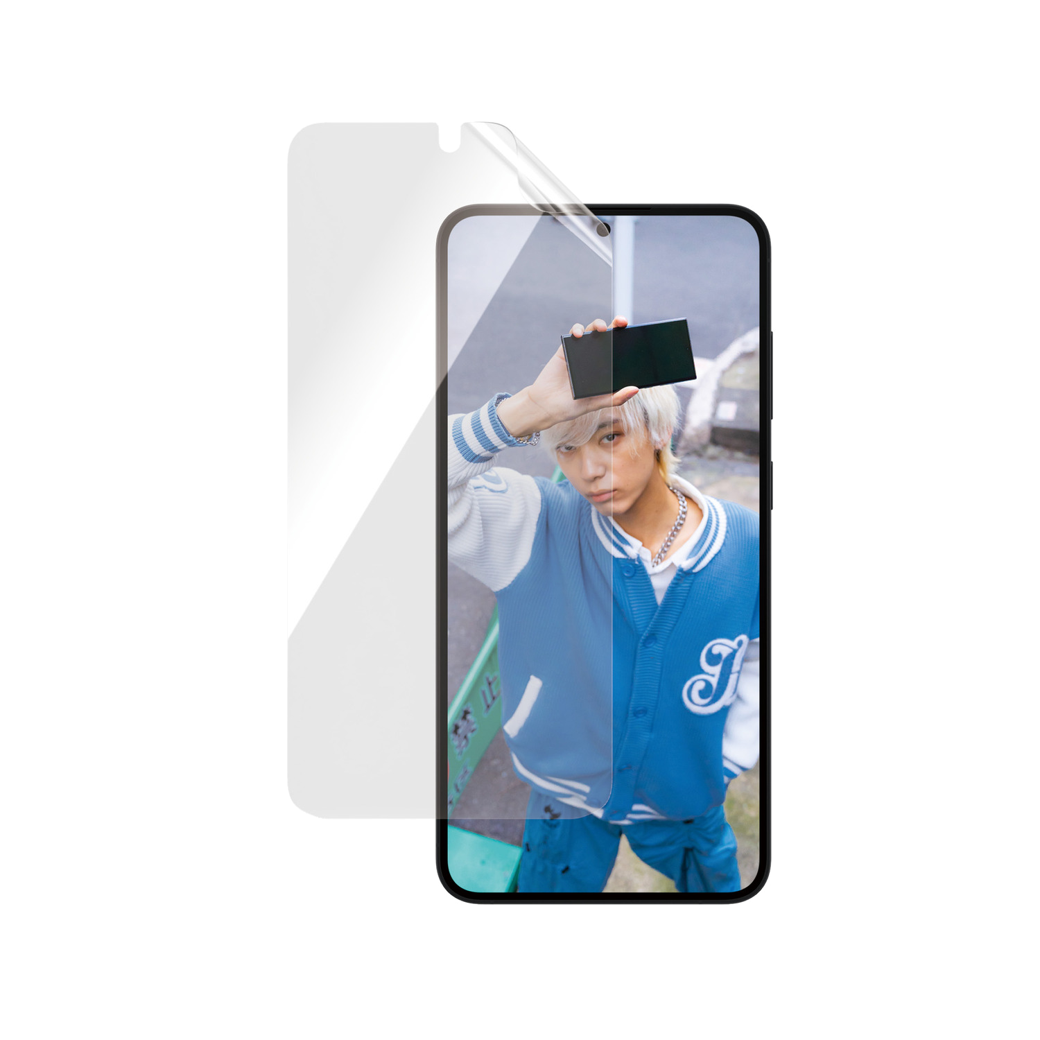 Uomo con capelli biondi tiene un telefono verso la fotocamera, indossa giacca blu.