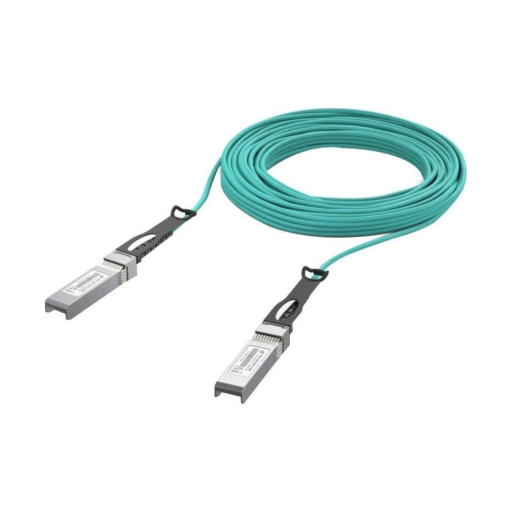 Een turquoise kabel met twee zilveren connectoren, geïsoleerd op wit.