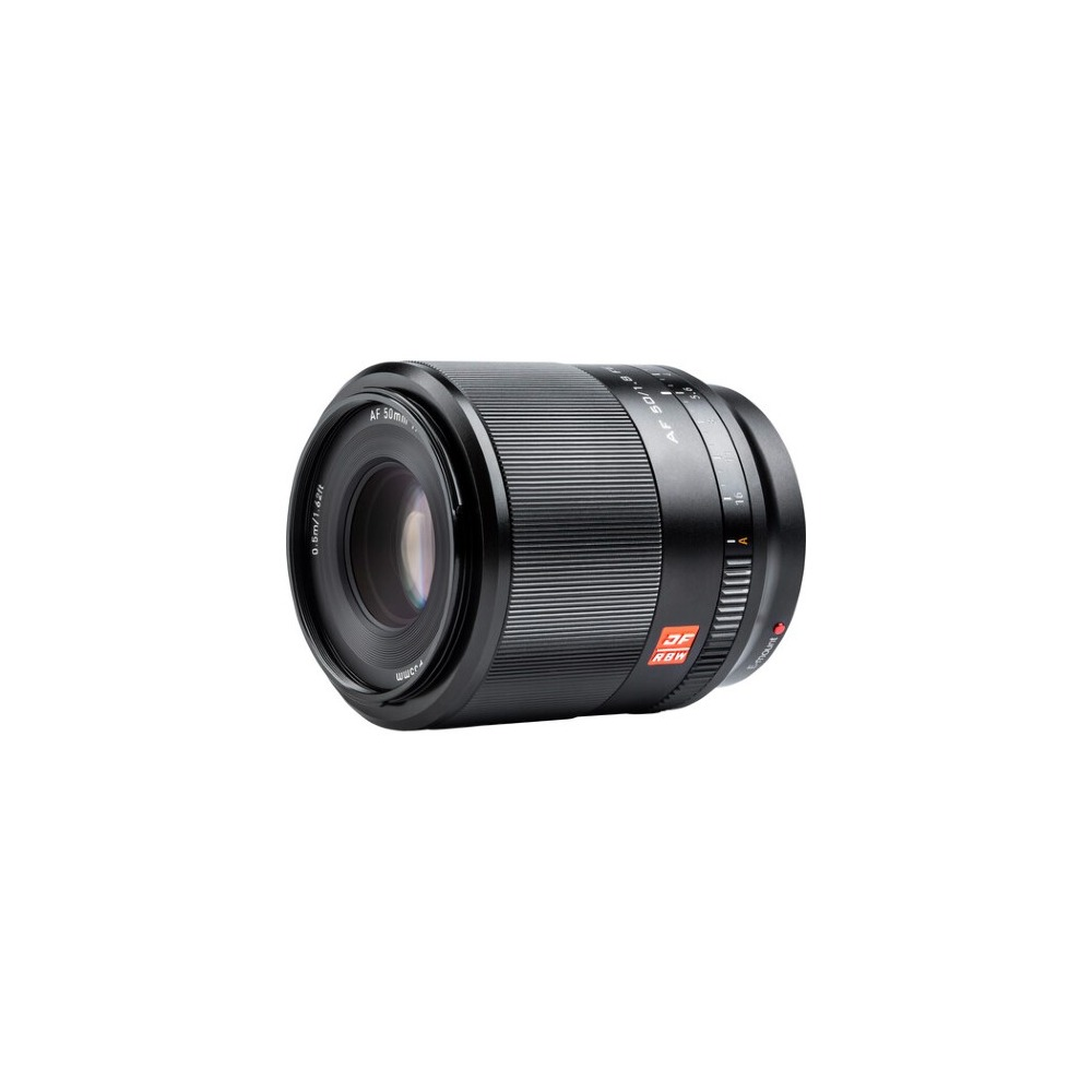 Un obiettivo fotografico nero con marchio AF 50mm 1:1.8 poggia su sfondo bianco.