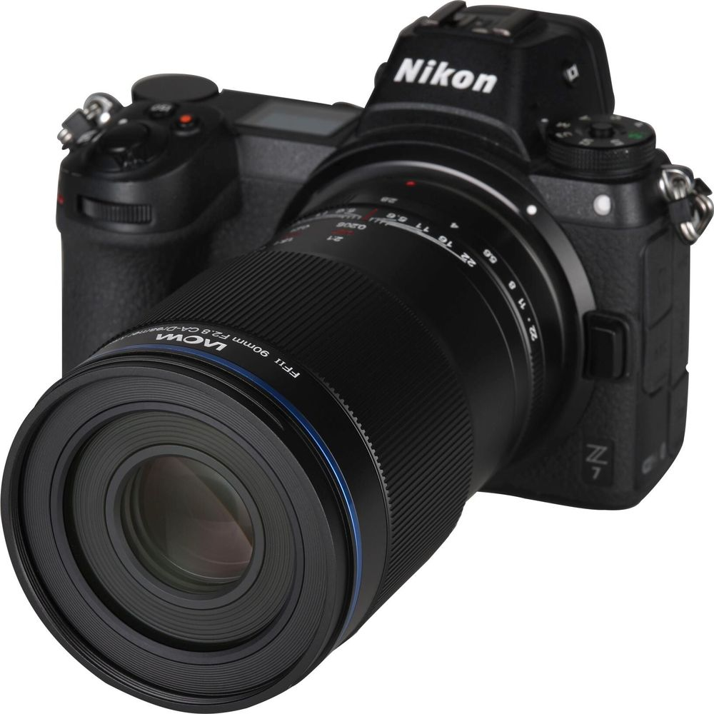 Una cámara Nikon con un objetivo Laowa de 90 mm F2.8 se muestra sobre fondo blanco.