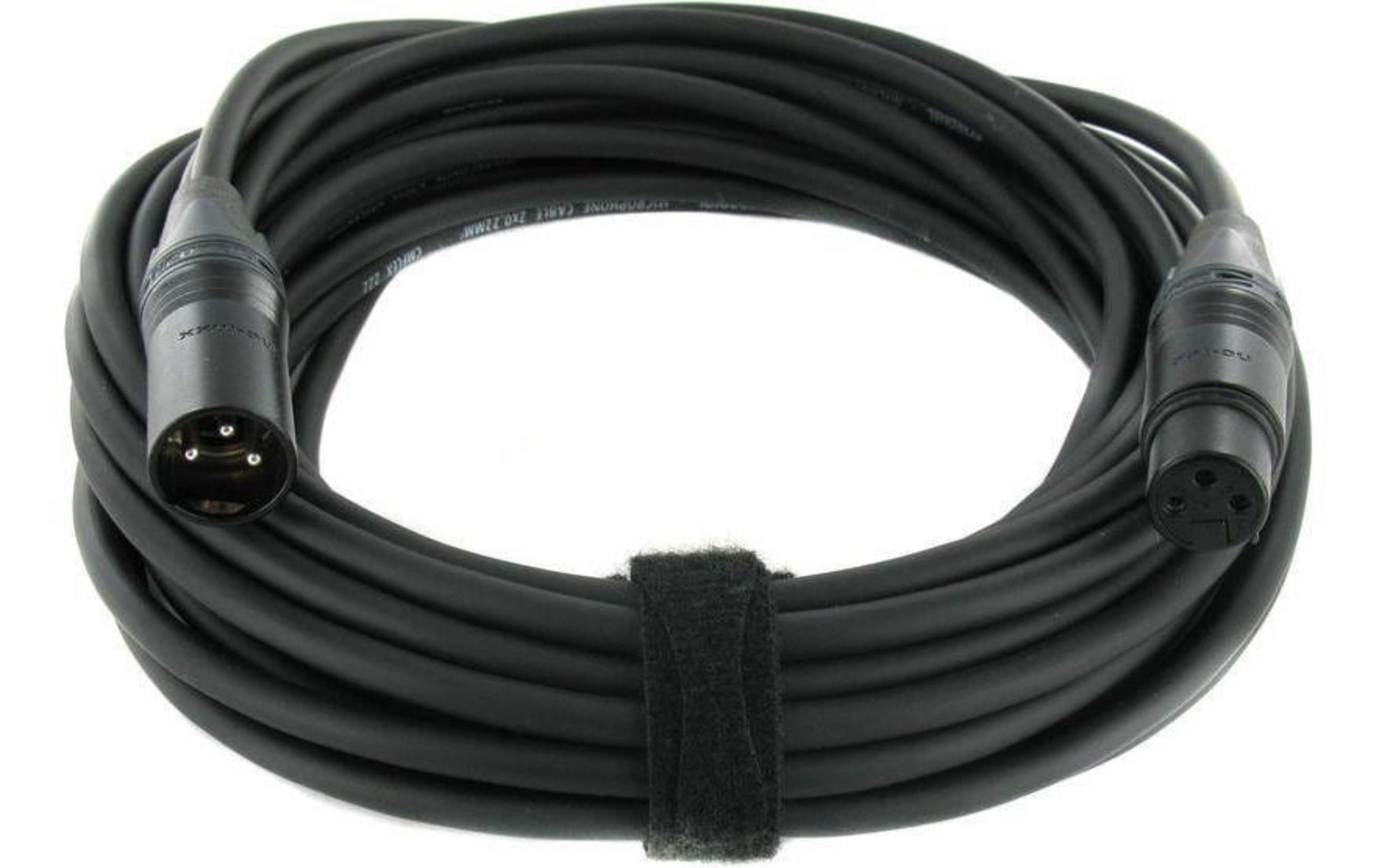 Cavo microfono XLR nero con un connettore maschio e uno femmina, arrotolato.