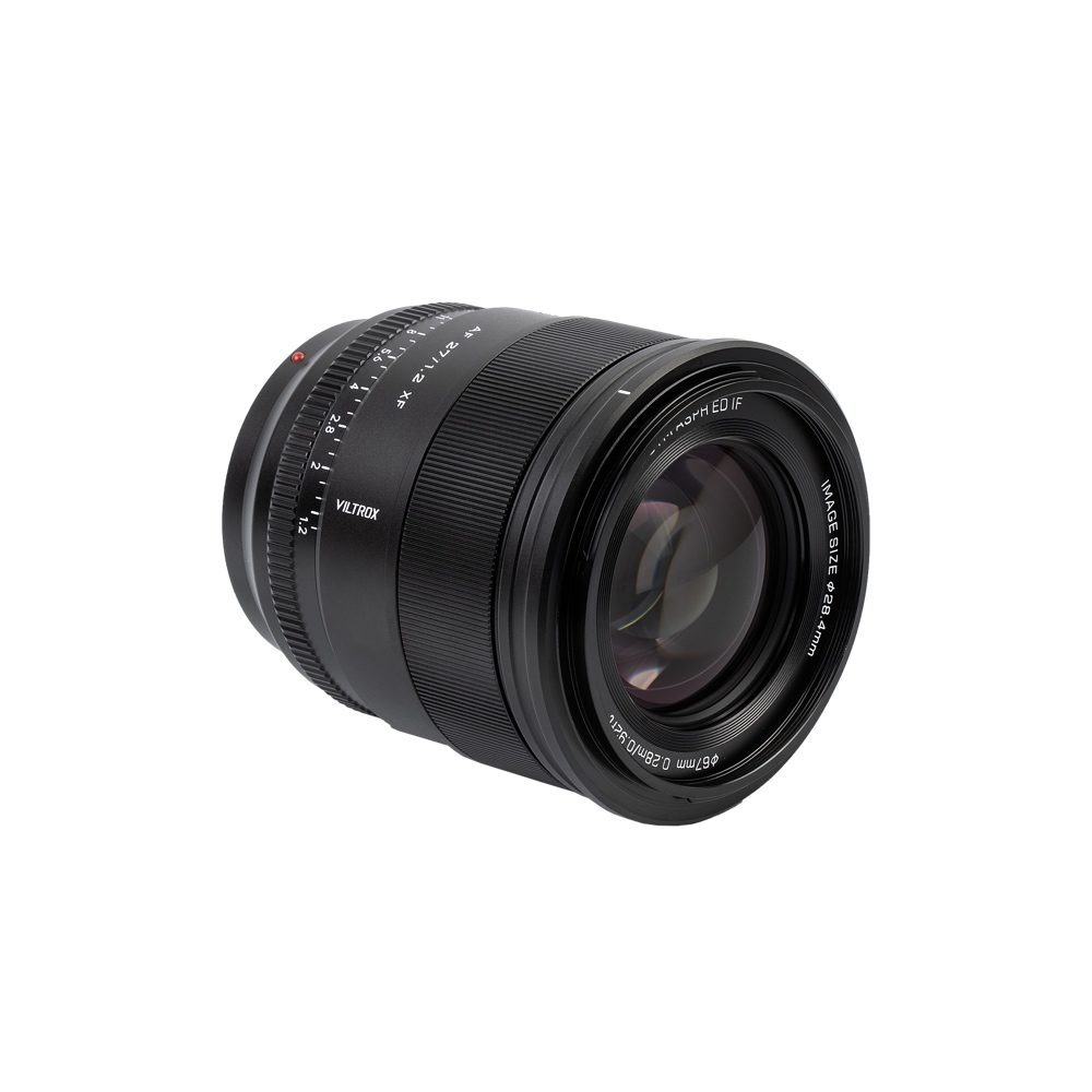 Un obiettivo per fotocamera Viltrox 27mm 1.2 XF nero con ghiere di messa a fuoco e apertura.