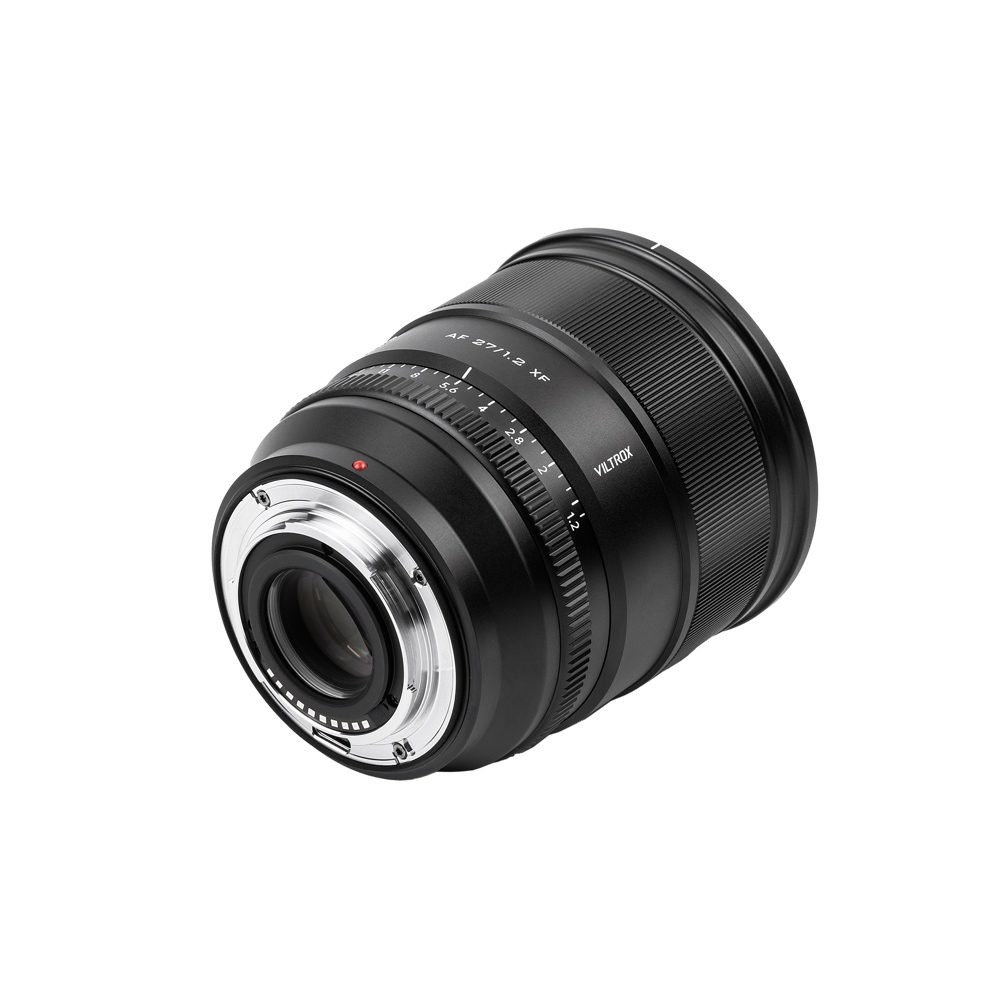 Un obiettivo della fotocamera nero con etichetta Viltrox AF 27/1.2 XF.