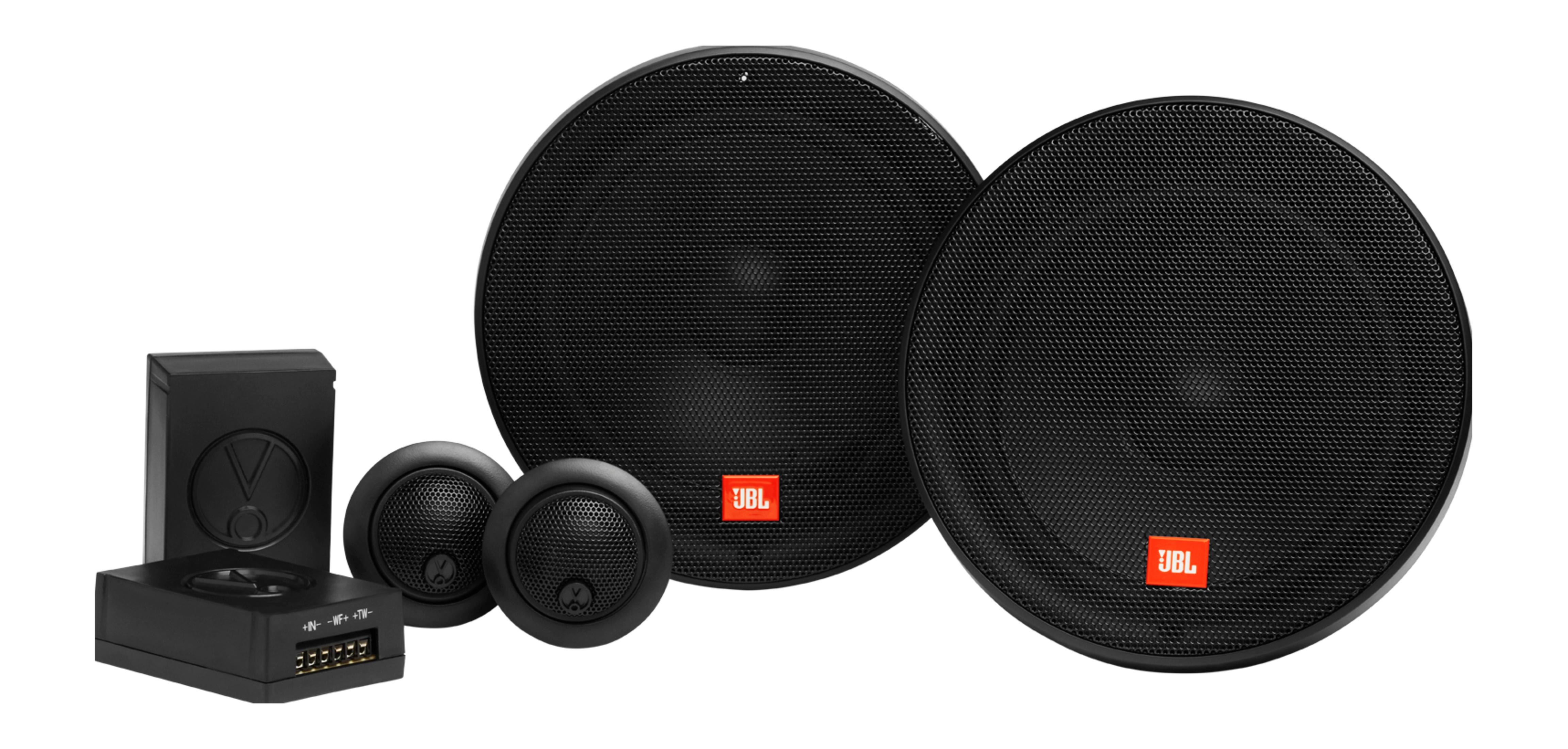 Schwarze JBL-Lautsprecher und Frequenzweichen auf weißem Hintergrund.