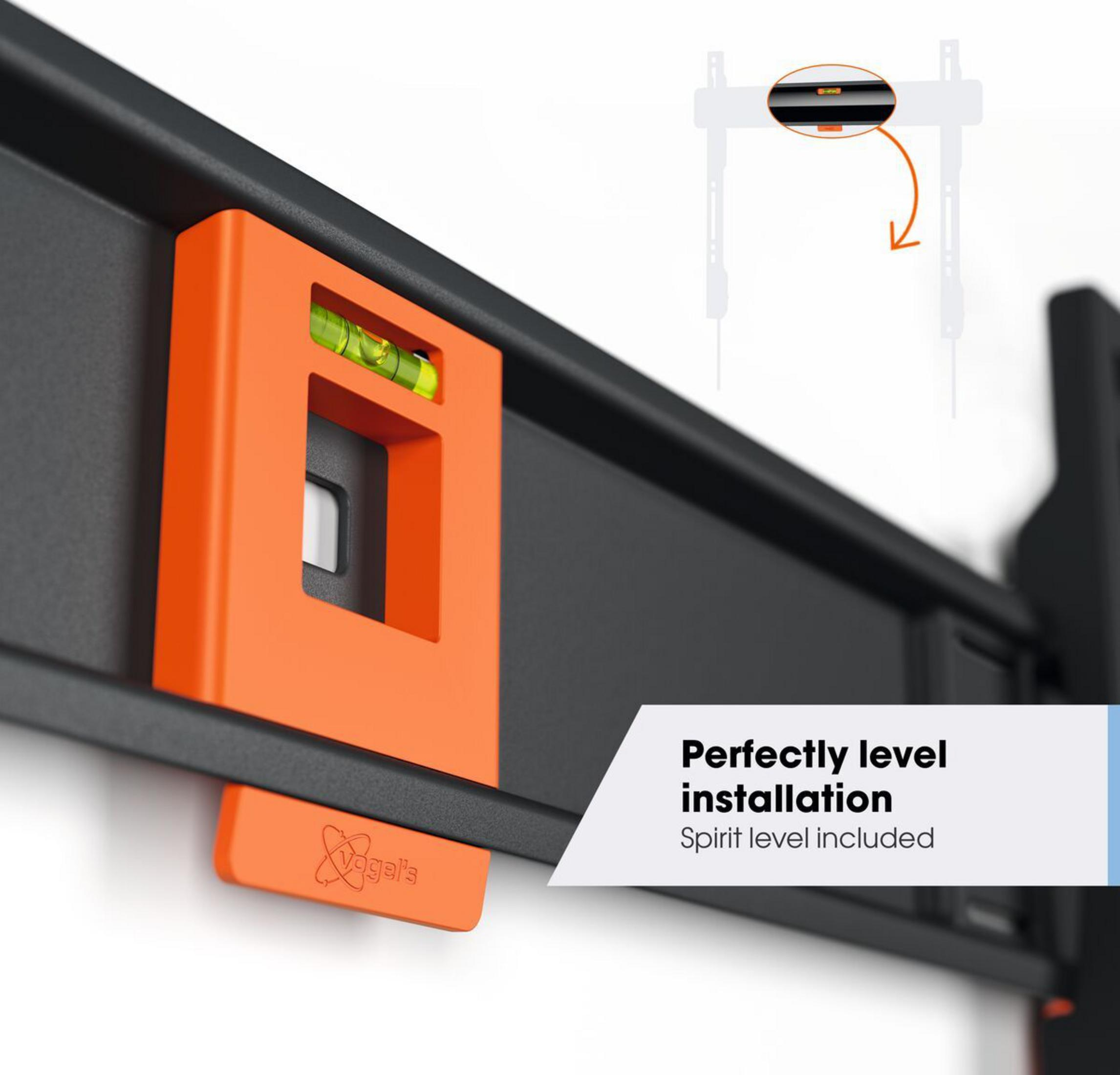 Pomarańczowa poziomica na czarnym uchwycie ściennym. Równa instalacja.