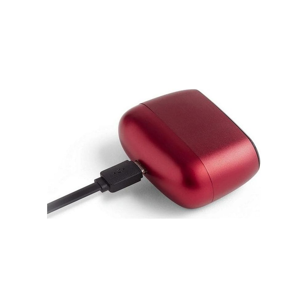 Rotes Ladegehäuse mit eingestecktem USB-Kabel auf weißem Hintergrund.