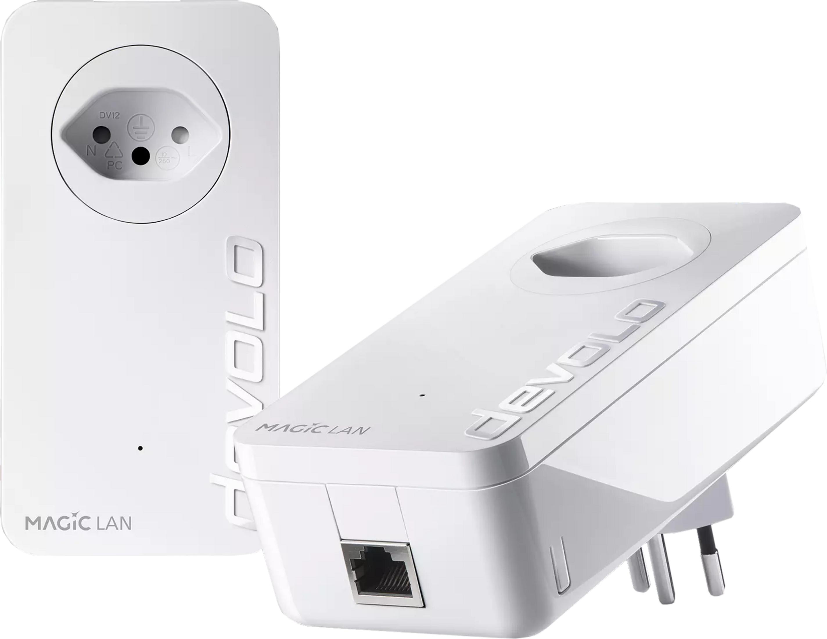 Due adattatori Devolo Magic LAN bianchi, uno con presa, uno con porta LAN.