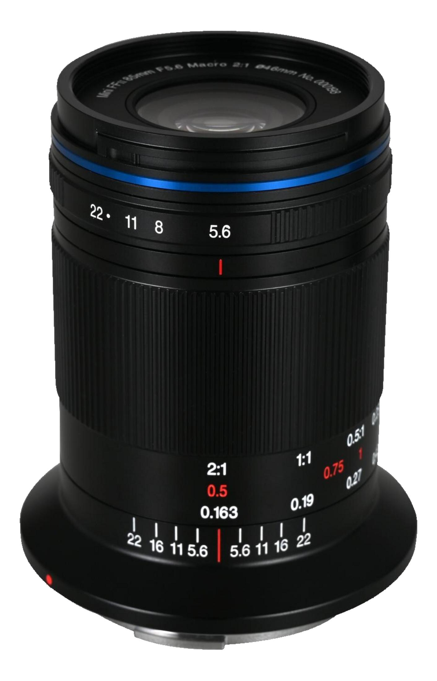 Een lens met witte en rode markeringen voor diafragma en scherpstelafstand.
