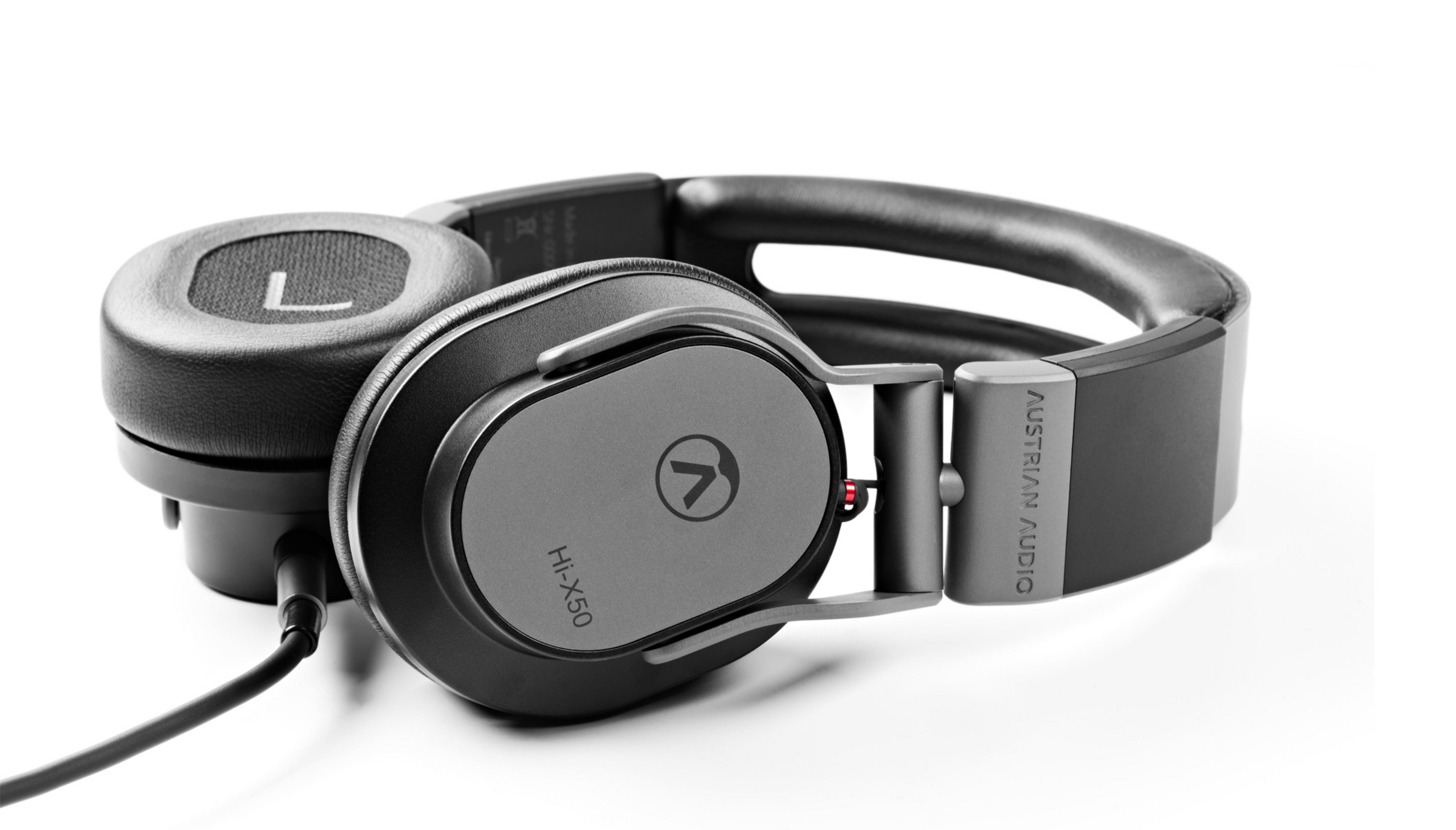 Casque noir avec marquage 'L' sur l'écouteur gauche, sur fond blanc.