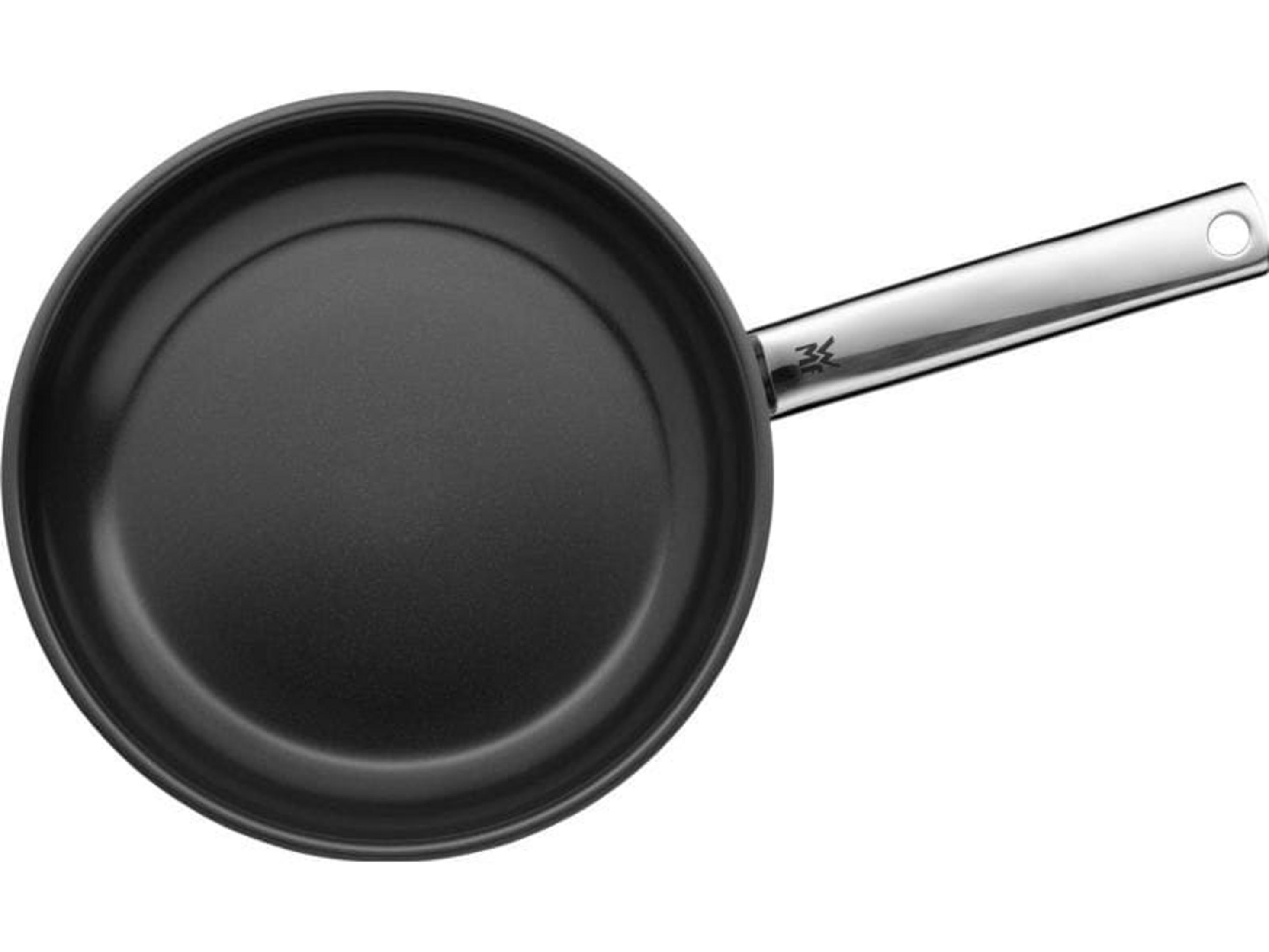 Une poêle noire avec un manche métallique et un logo.