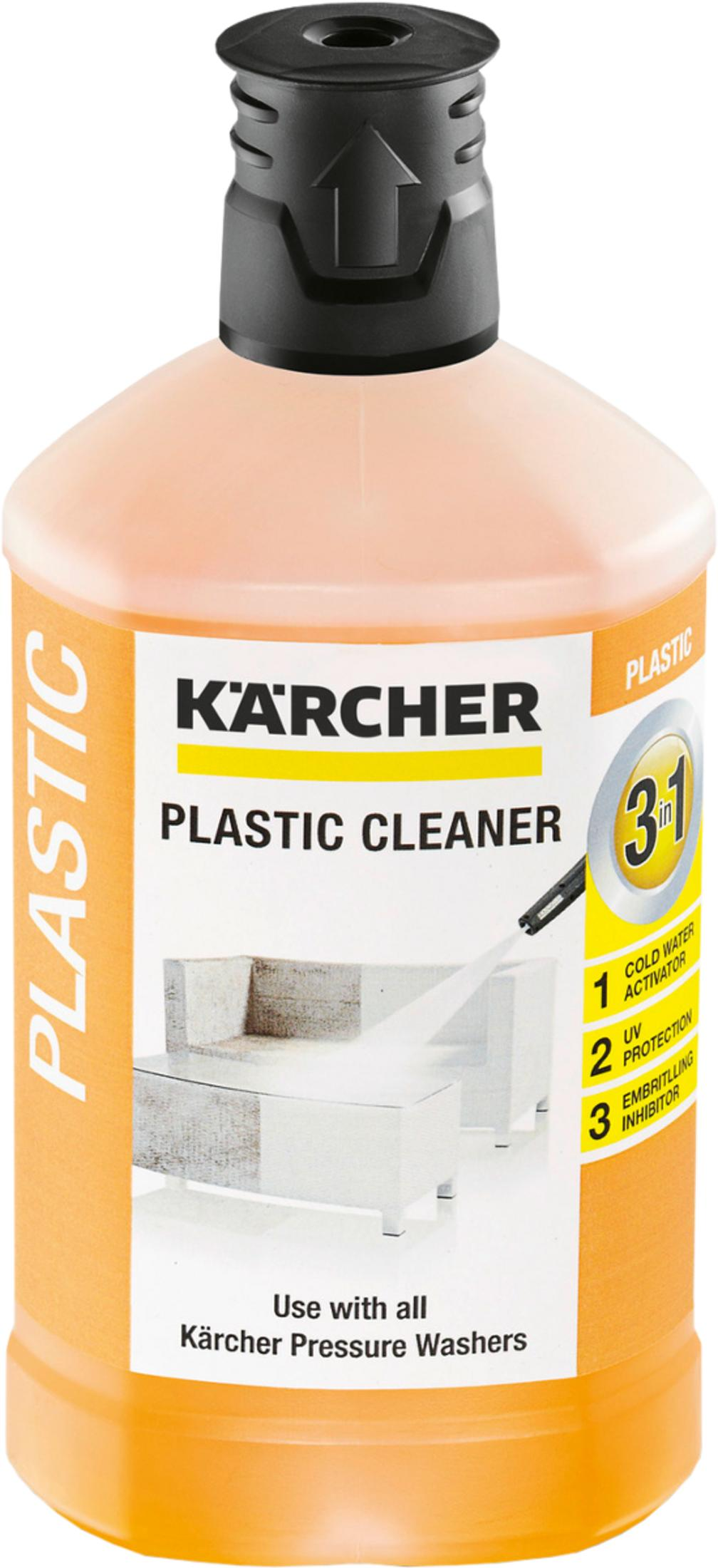 Flacone di pulitore per plastica Kärcher che spruzza sui mobili.