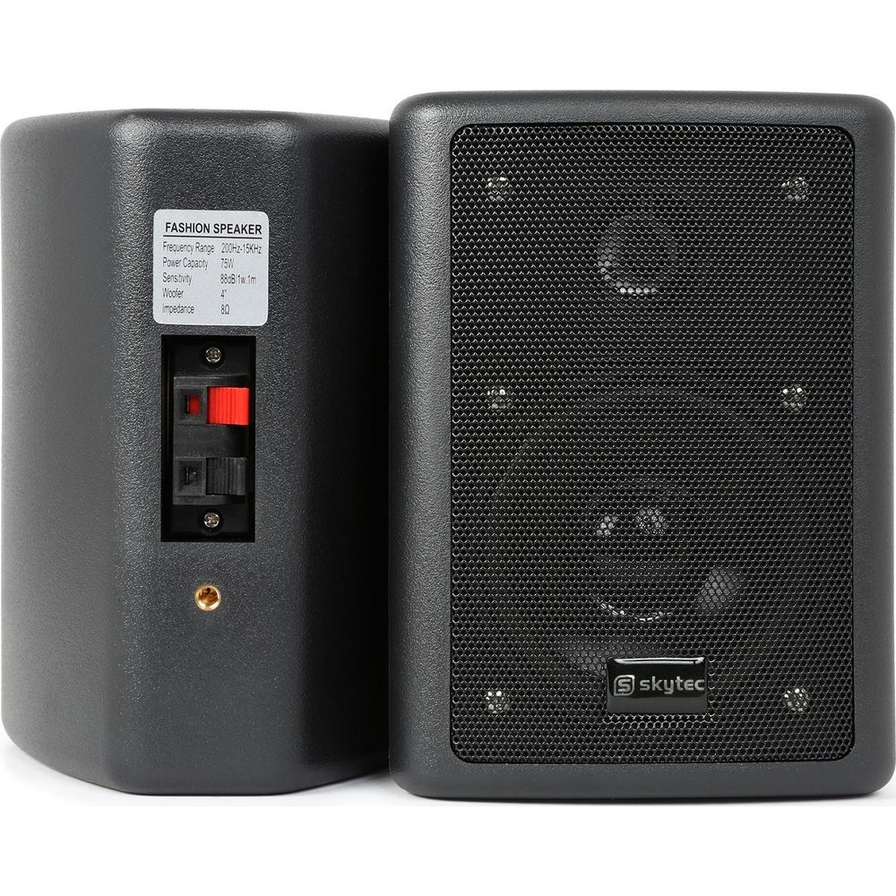 Dos altavoces negros con frente de rejilla y panel de conexión lateral.