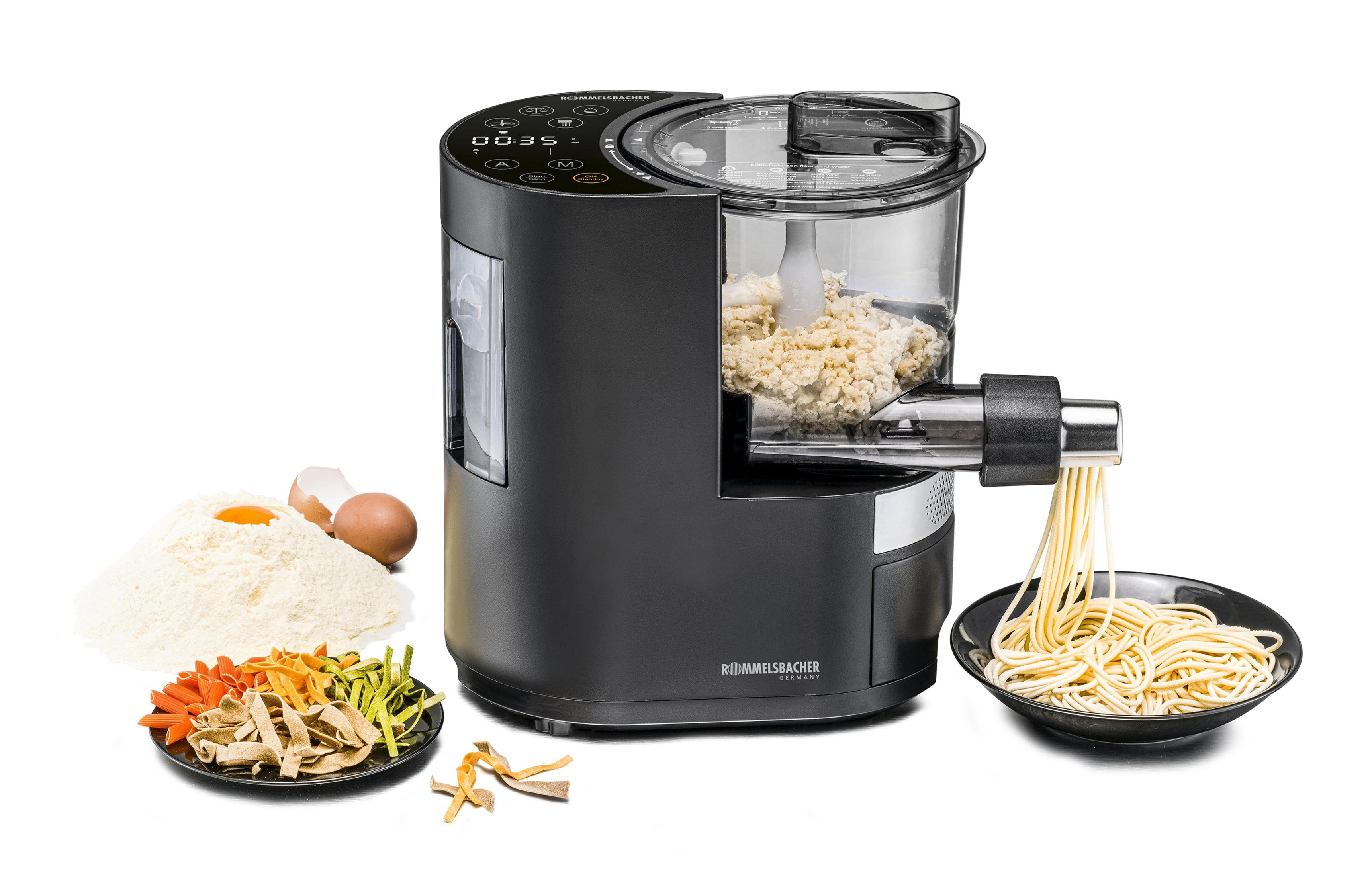 Maszyna do makaronu robi spaghetti. Ciasto, jajka i kolorowy makaron leżą obok.