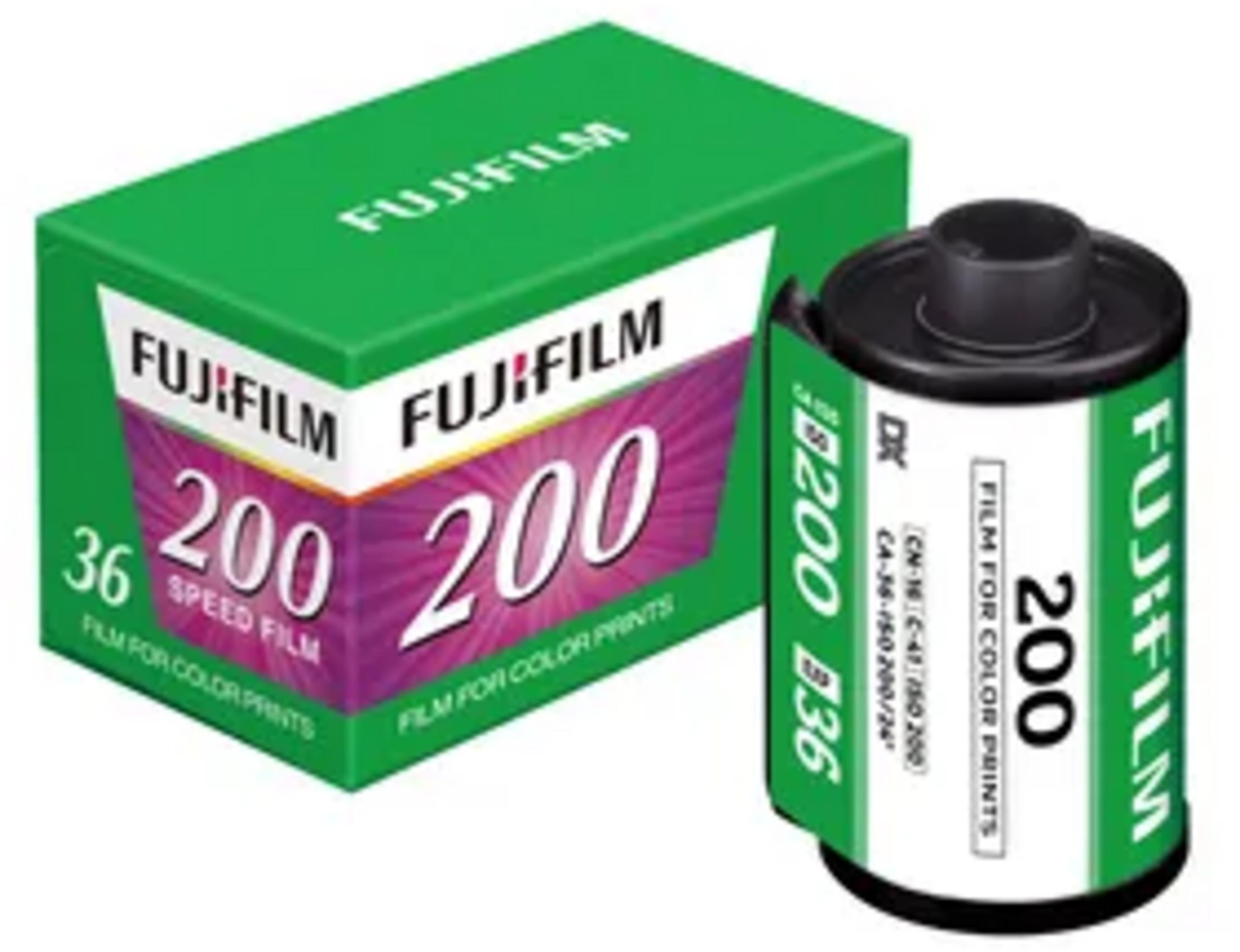 Zielone pudełko i rolka filmu Fujifilm 200. 36 klatek.