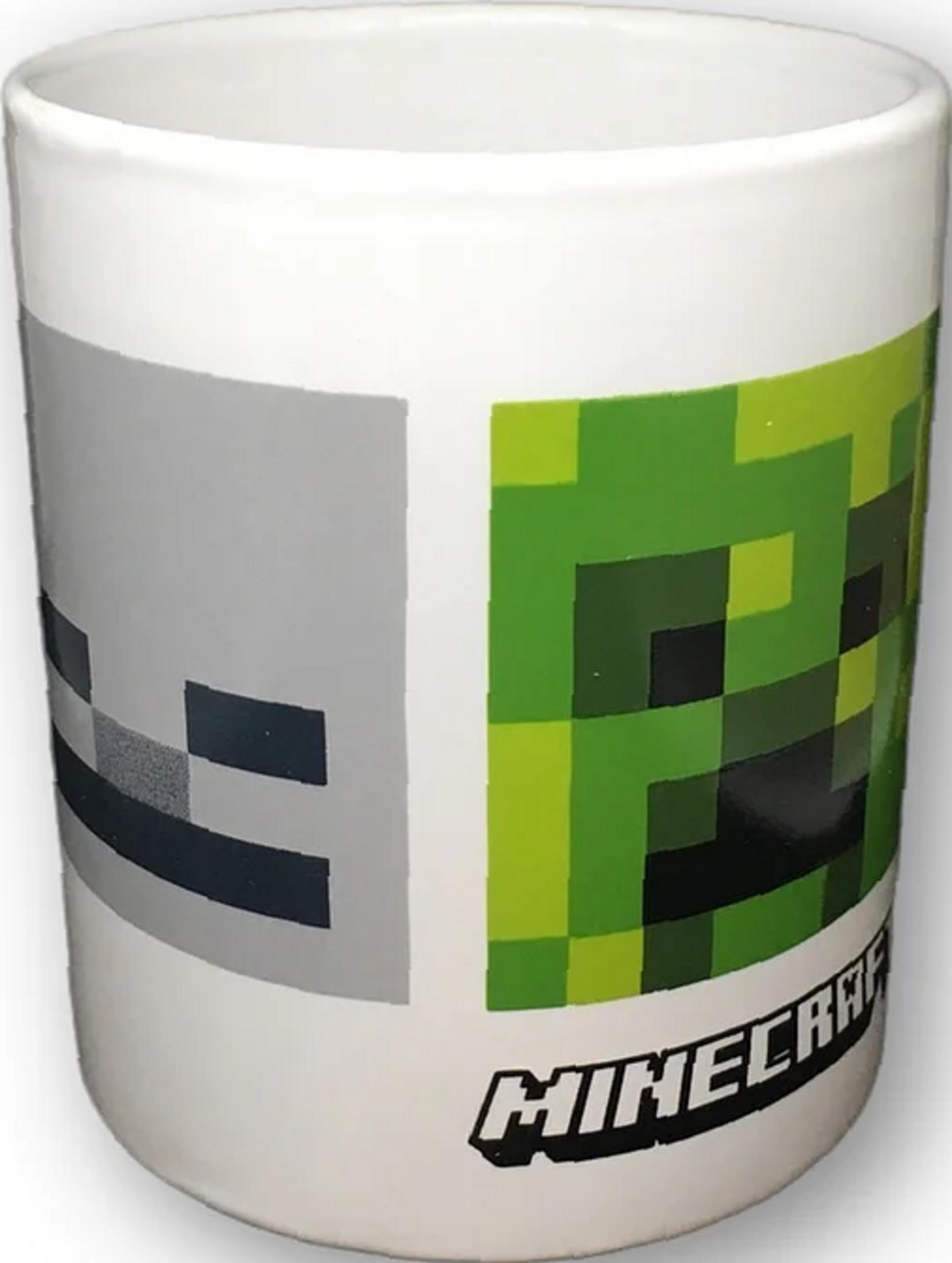 Weiße Tasse mit Minecraft Creeper und Skelett-Design.