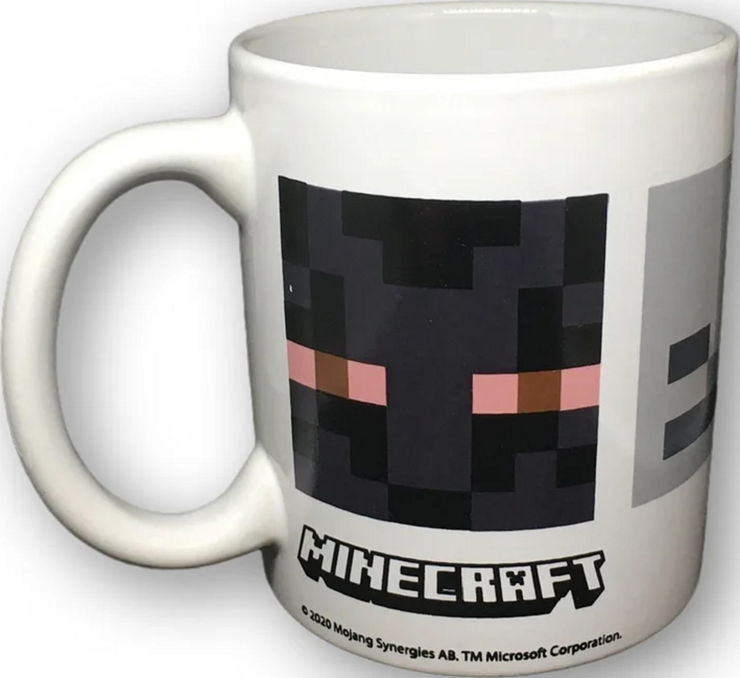 Eine weiße Minecraft-Tasse mit dem Gesicht eines Enderman-Charakters.