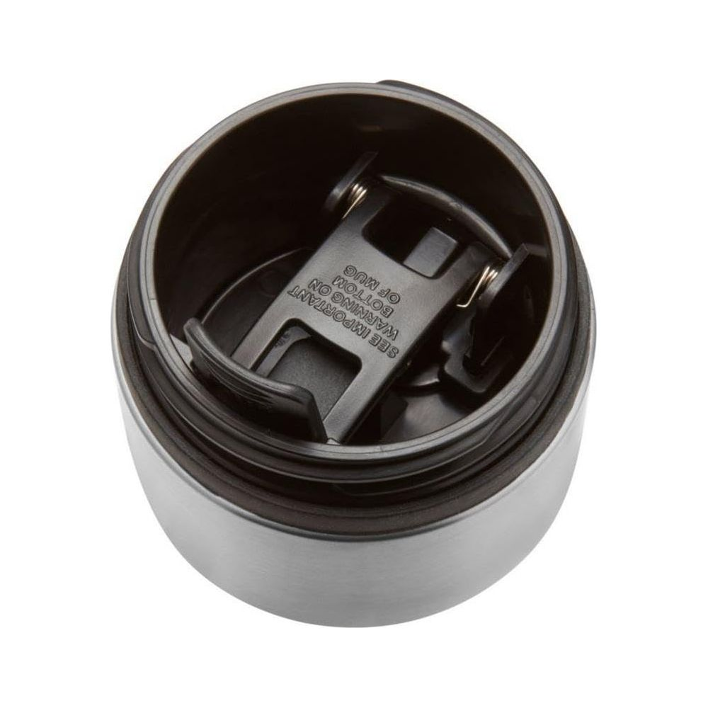 Ein offener silberner Thermobecher mit schwarzem Deckel und Warnhinweis.