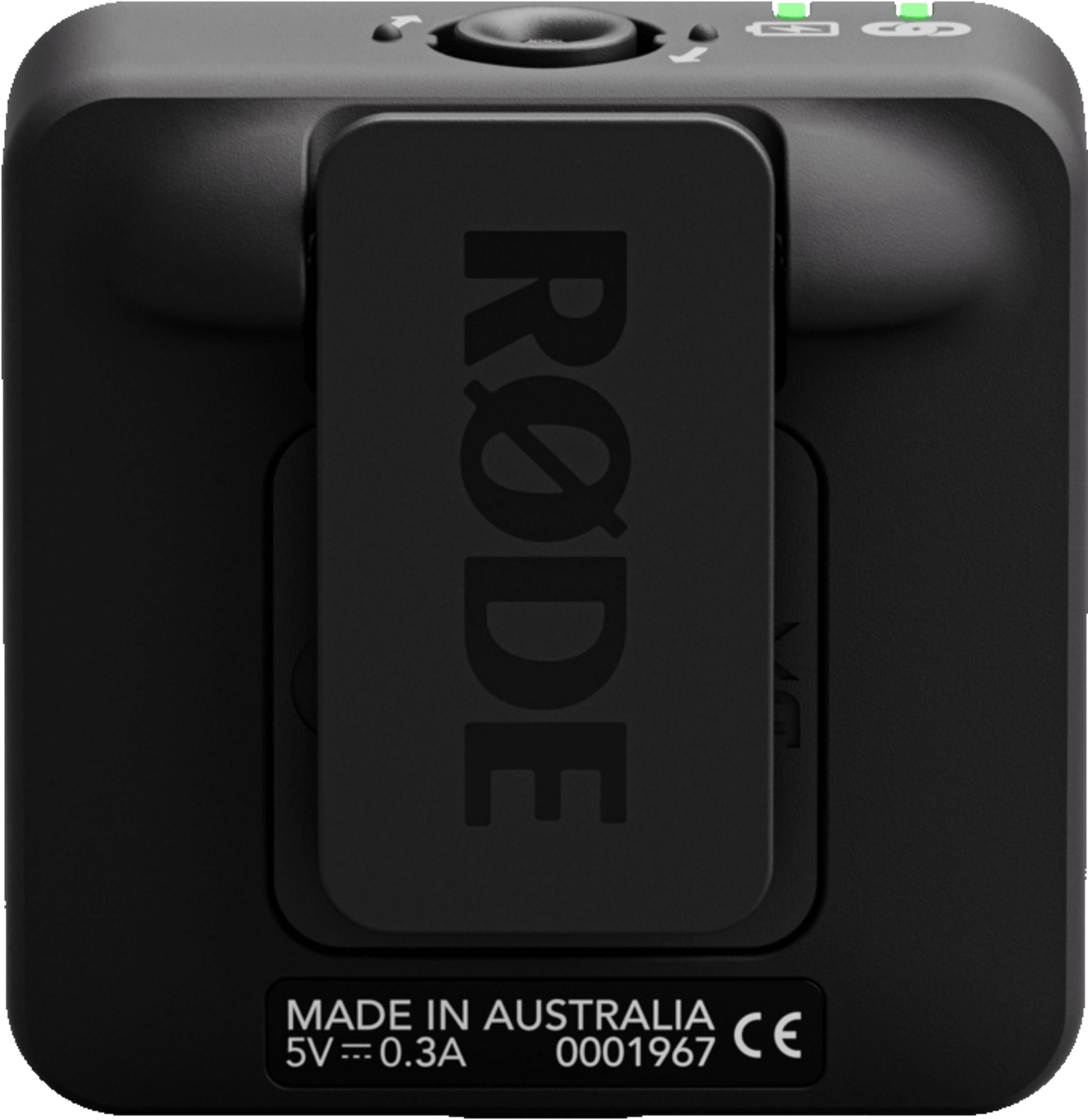 Czarny nadajnik mikrofonu bezprzewodowego Rode z klipsem. Napis: 'MADE IN AUSTRALIA 5V=0.3A 0001967 CE'.
